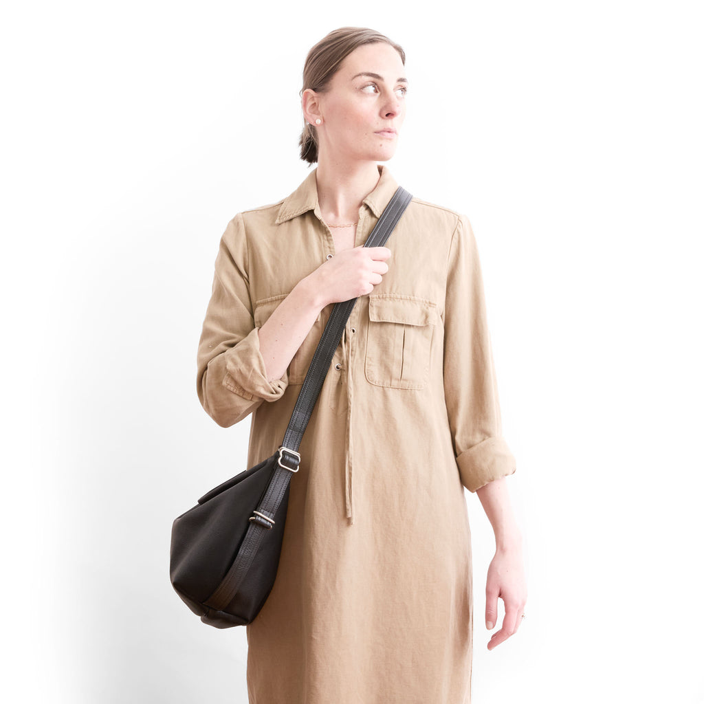 model with duffel medium in nero and black crossbody front view