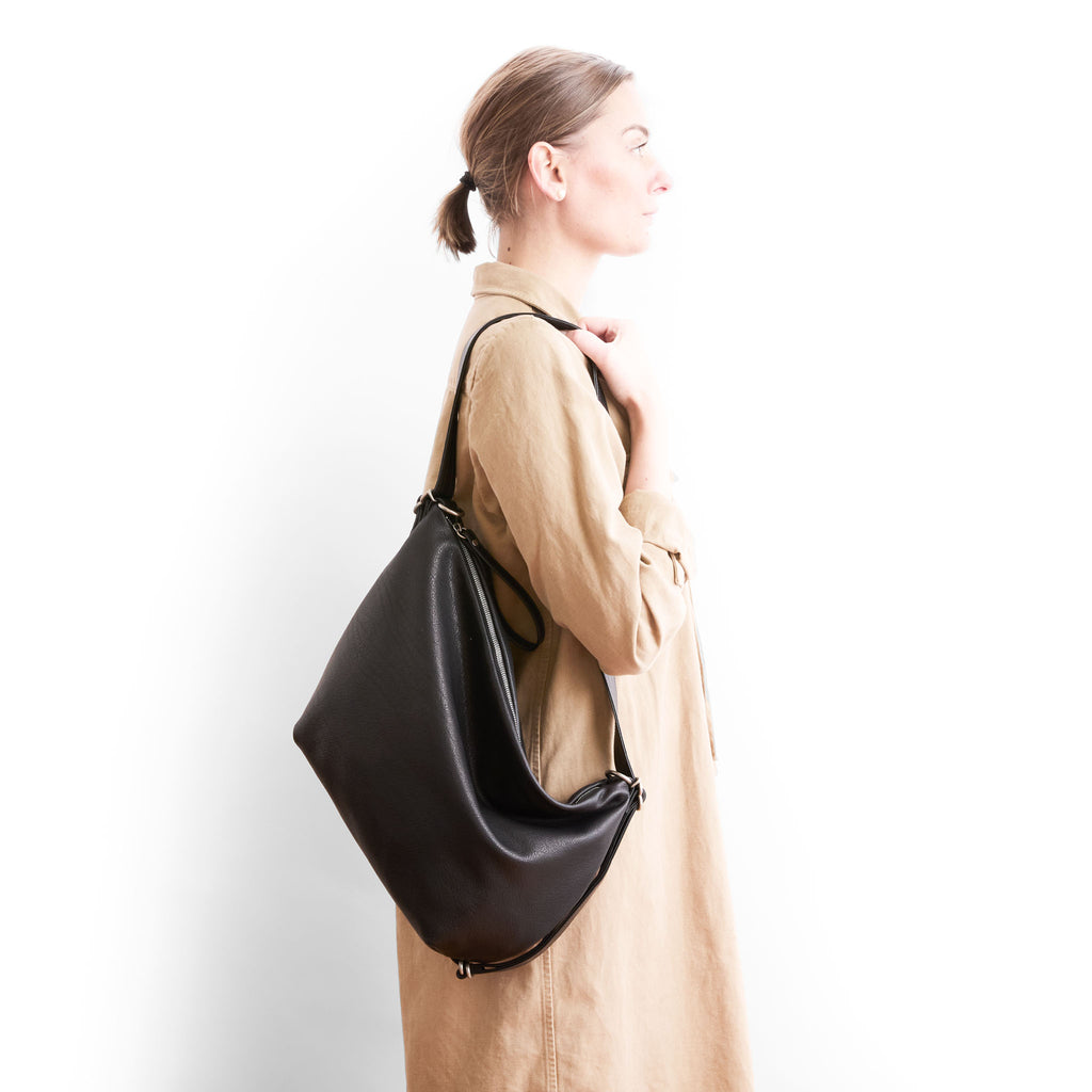 model with duffel medium in nero and black on shoulder side view