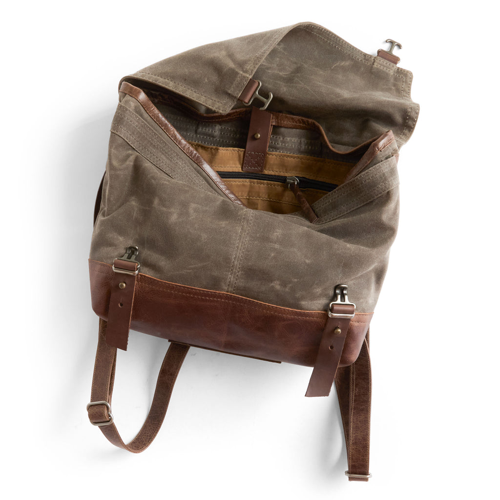 1909 size medium showcasing interior pockets