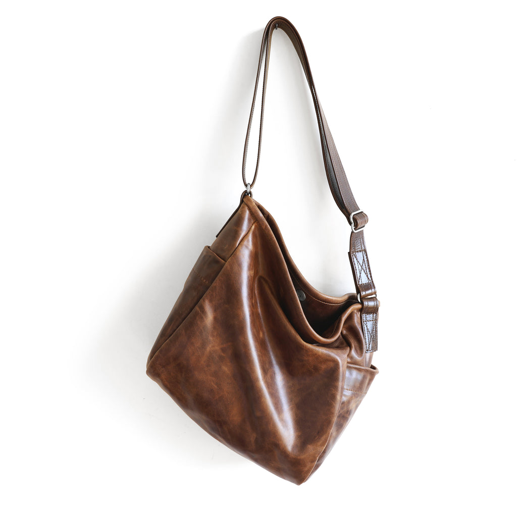 the bucket crossbody in selkie and cognac