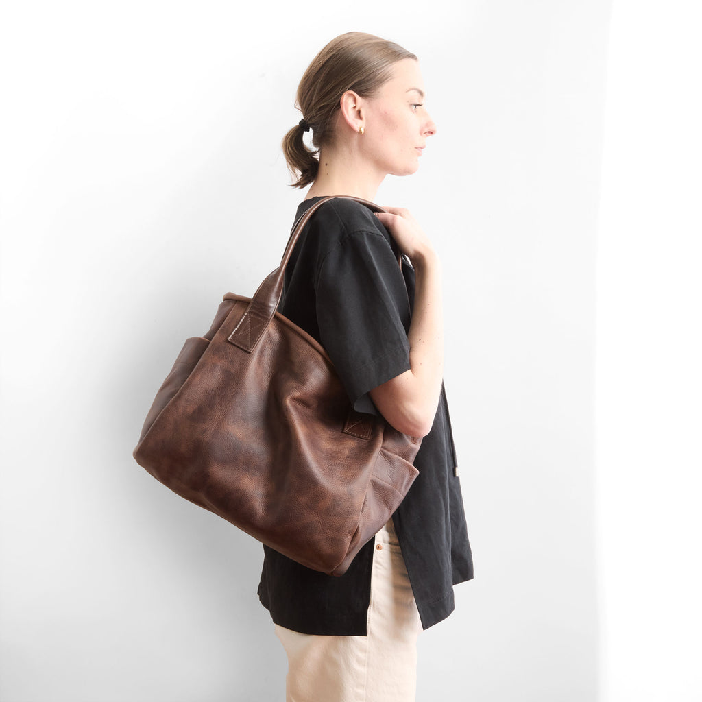 model holding bucket tote in fuentes