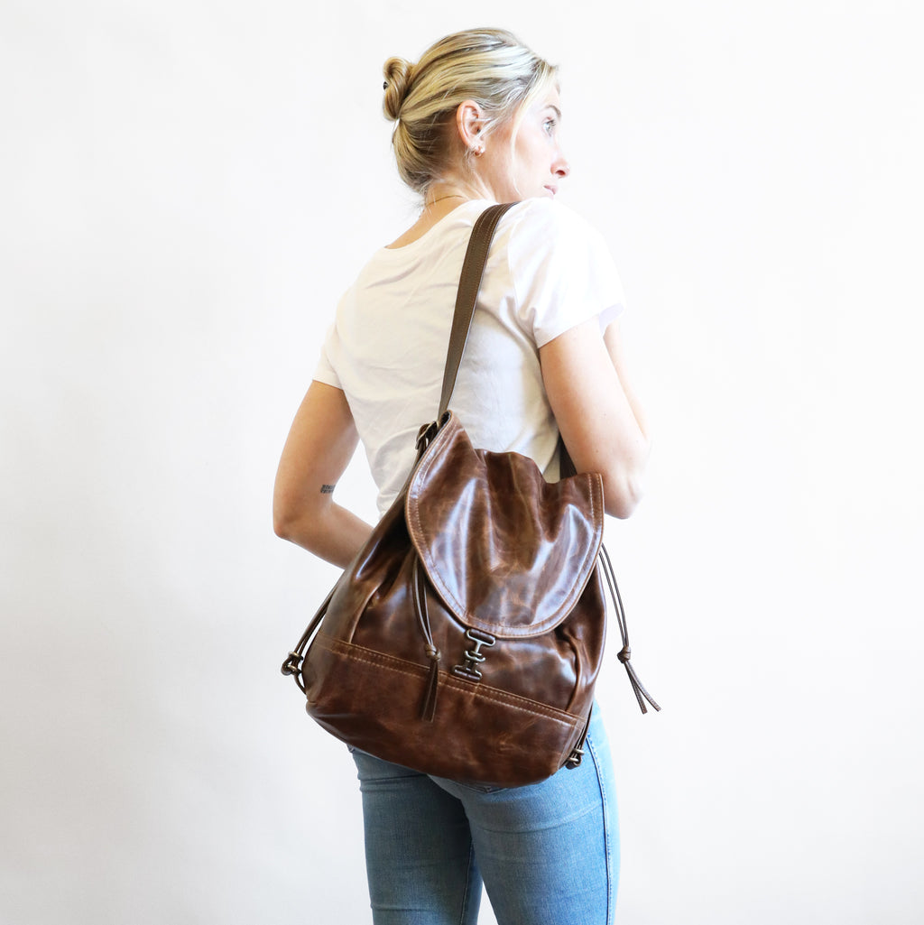 Side-back view of a model carrying a 1904 maxwell size medium on shoulder.