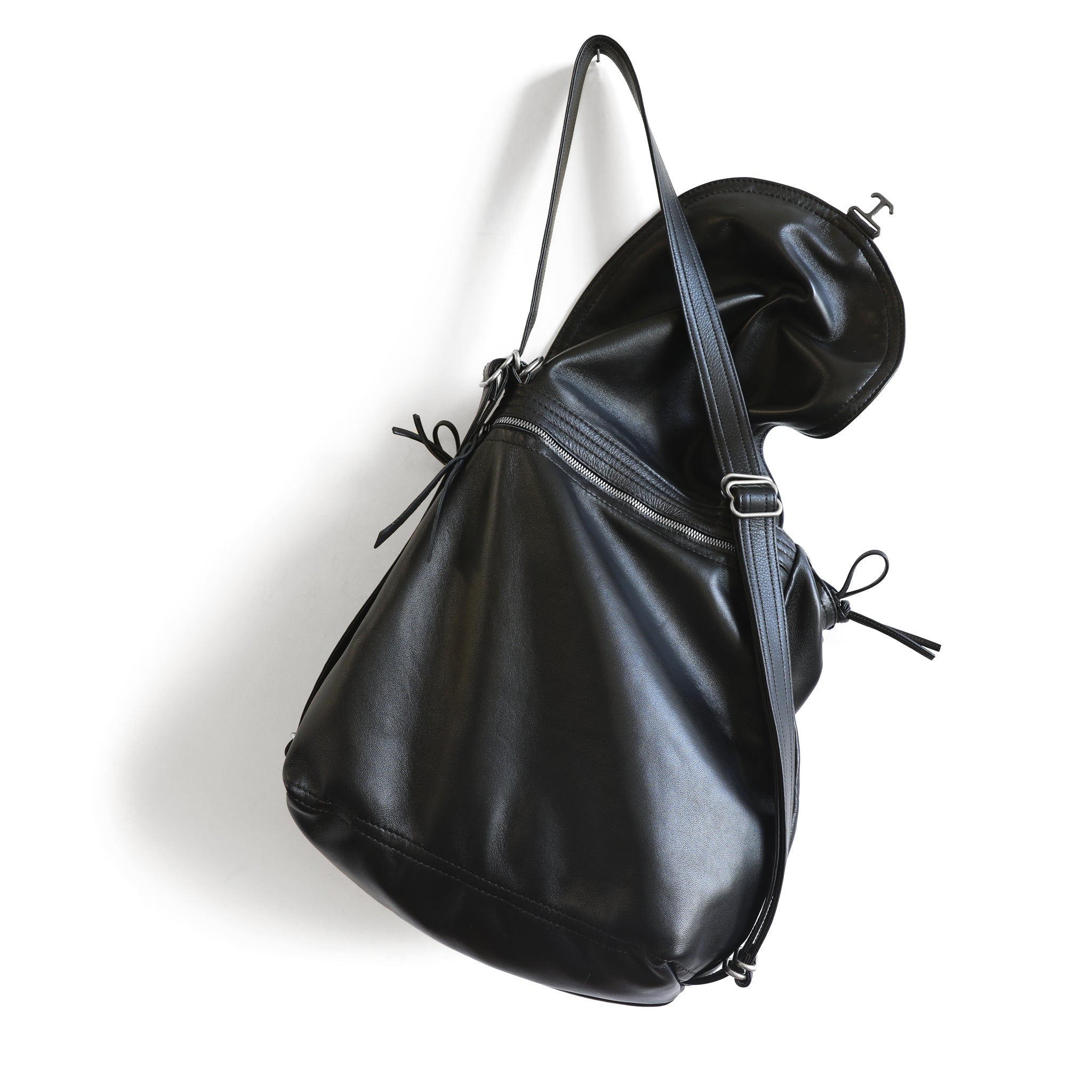 1904 maxwell size large in plonge black exterior zip pocket detail