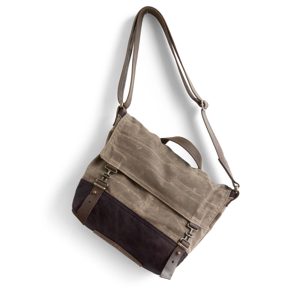 1909 in dark oak waxed canvas with a pure earth leather base