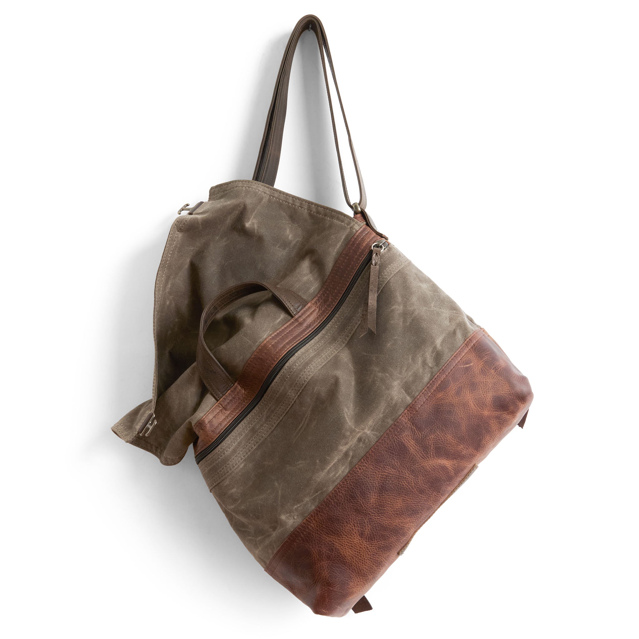 1909 large in dark oak canvas and fuentes base, showcasing back zippered exterior pocket