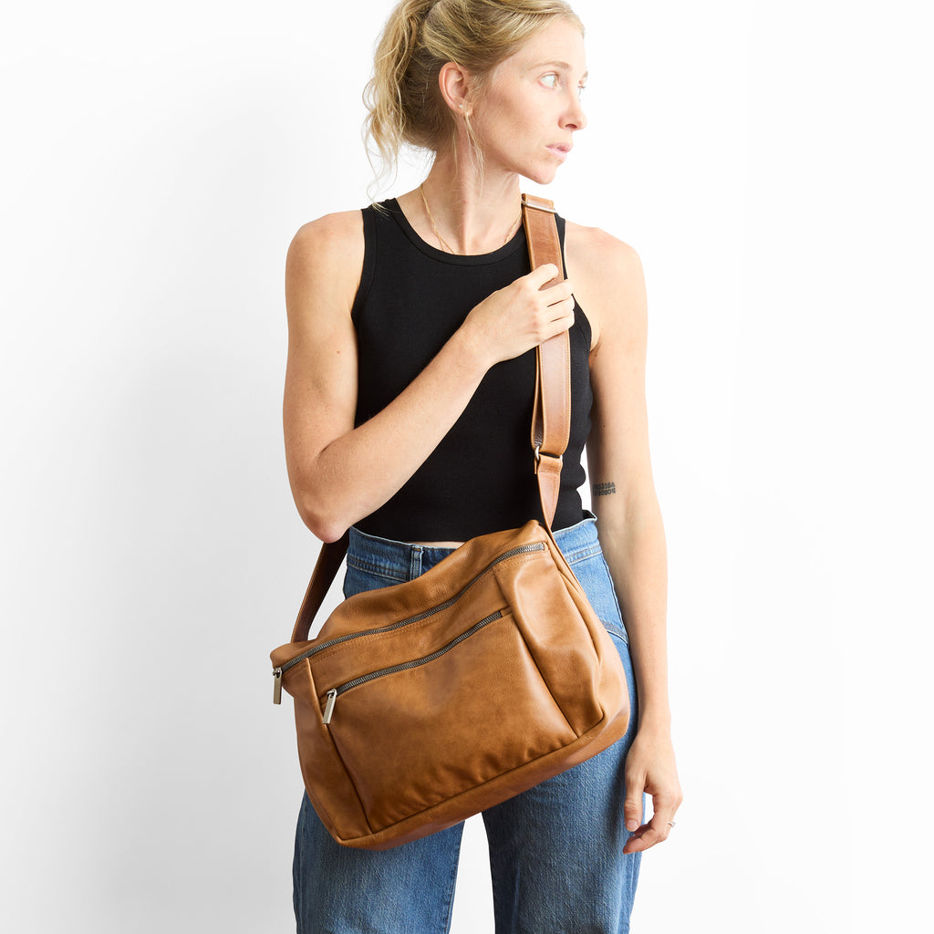 model wearing the winni in premium saddle 