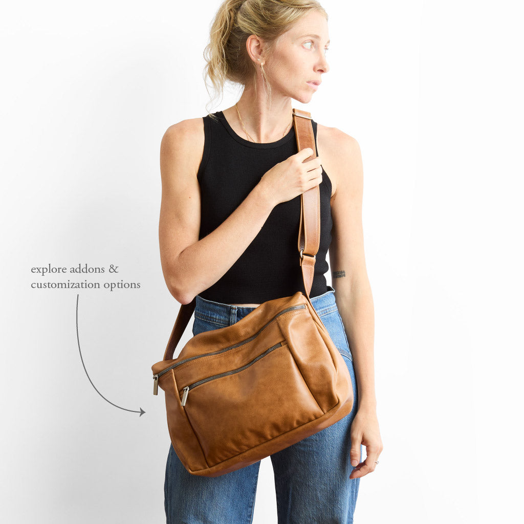 model wearing the winni in premium saddle 