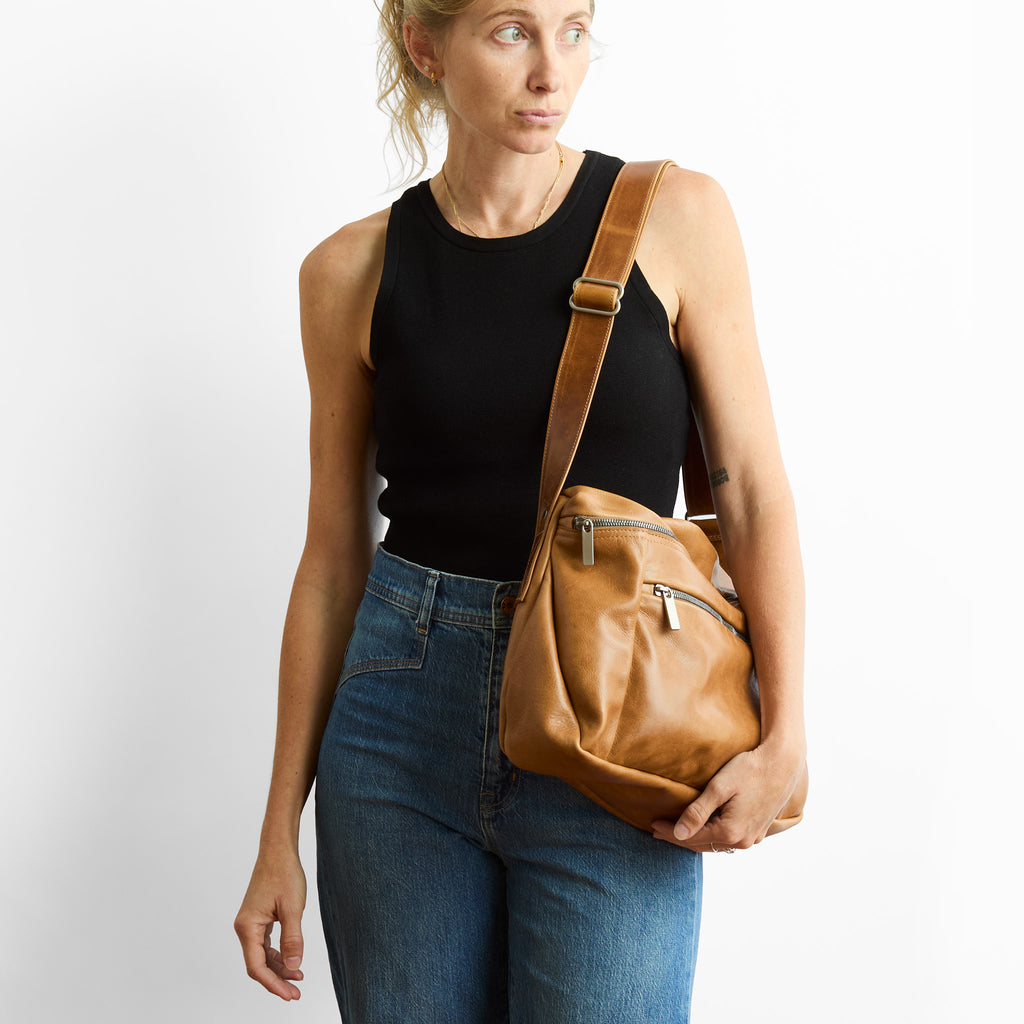 model wearing the winni in premium saddle 
