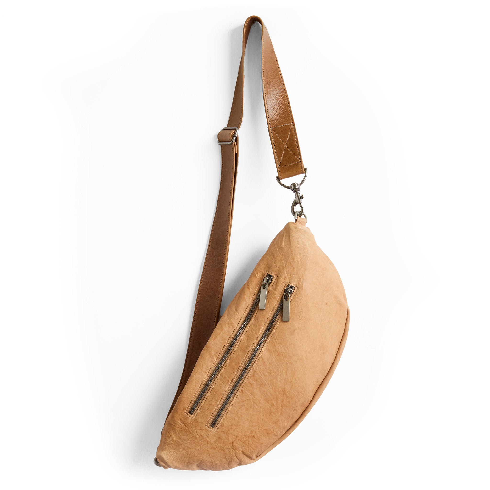 lissa in flight vachetta, showcasing back zippered pockets