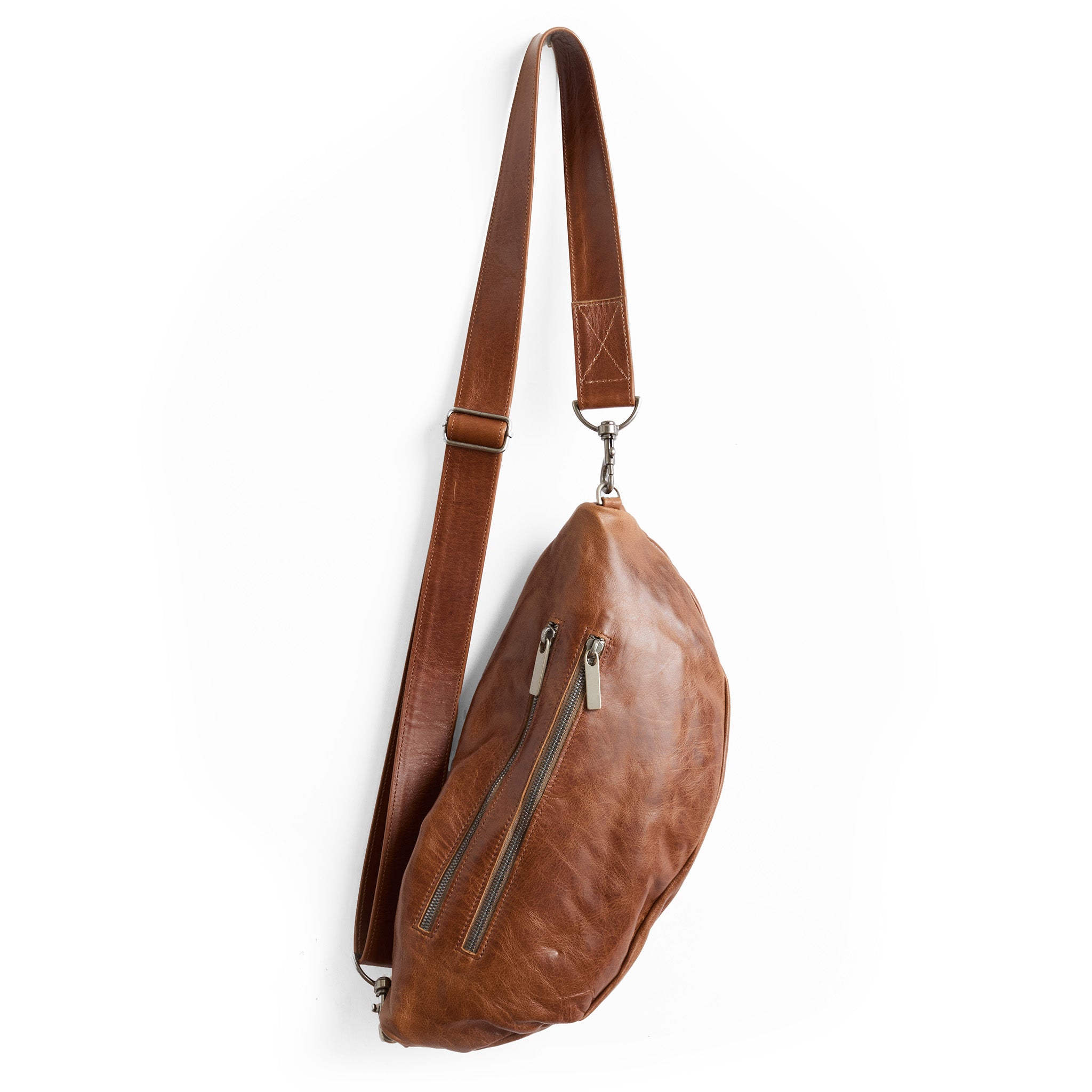 lissa in saddle, showcasing back zippered pockets