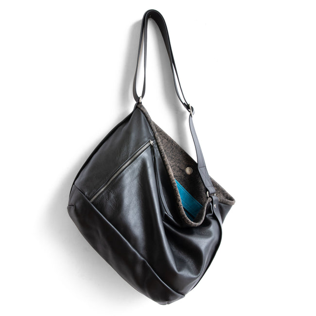 plonge black | boho e+w vertical zip size large in plonge black and salamander silt rolled edge, showcasing interior robin blue lining