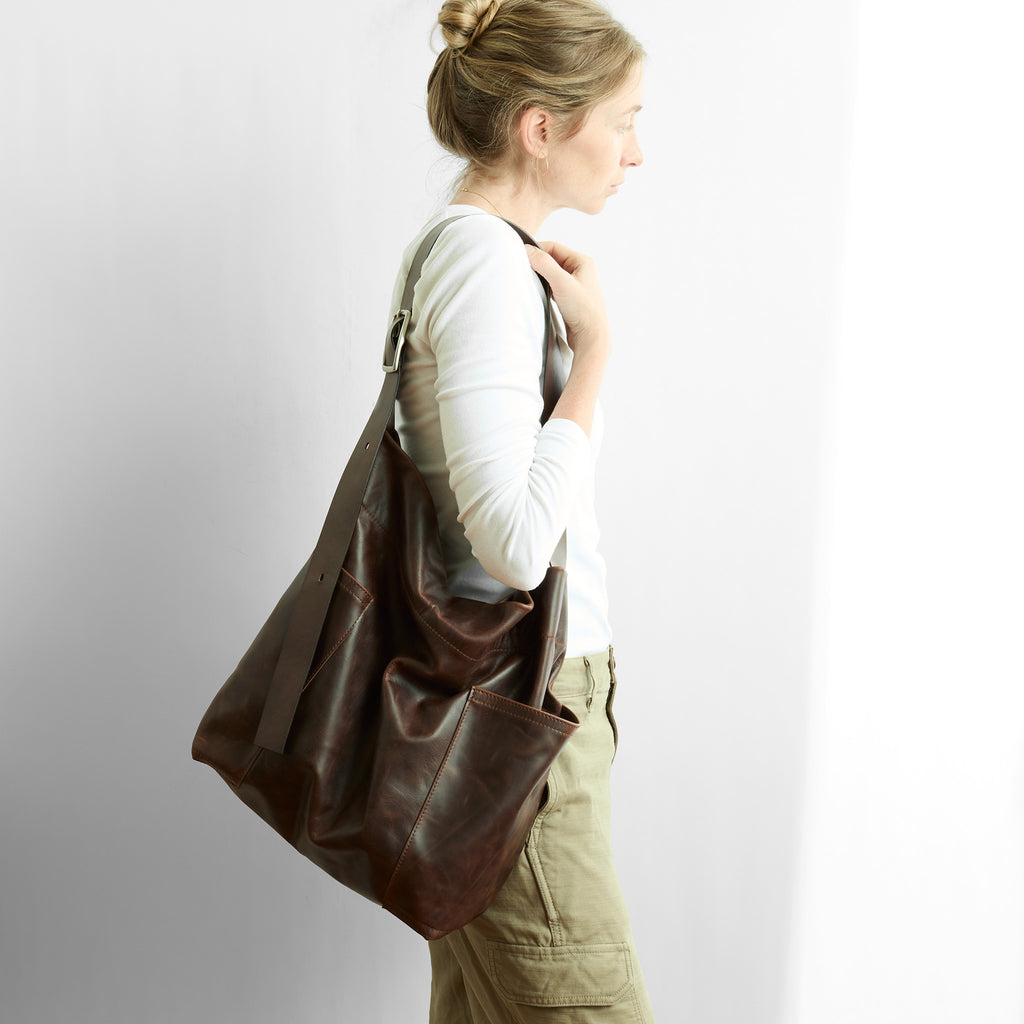 model with XL central lotus in bourbon 