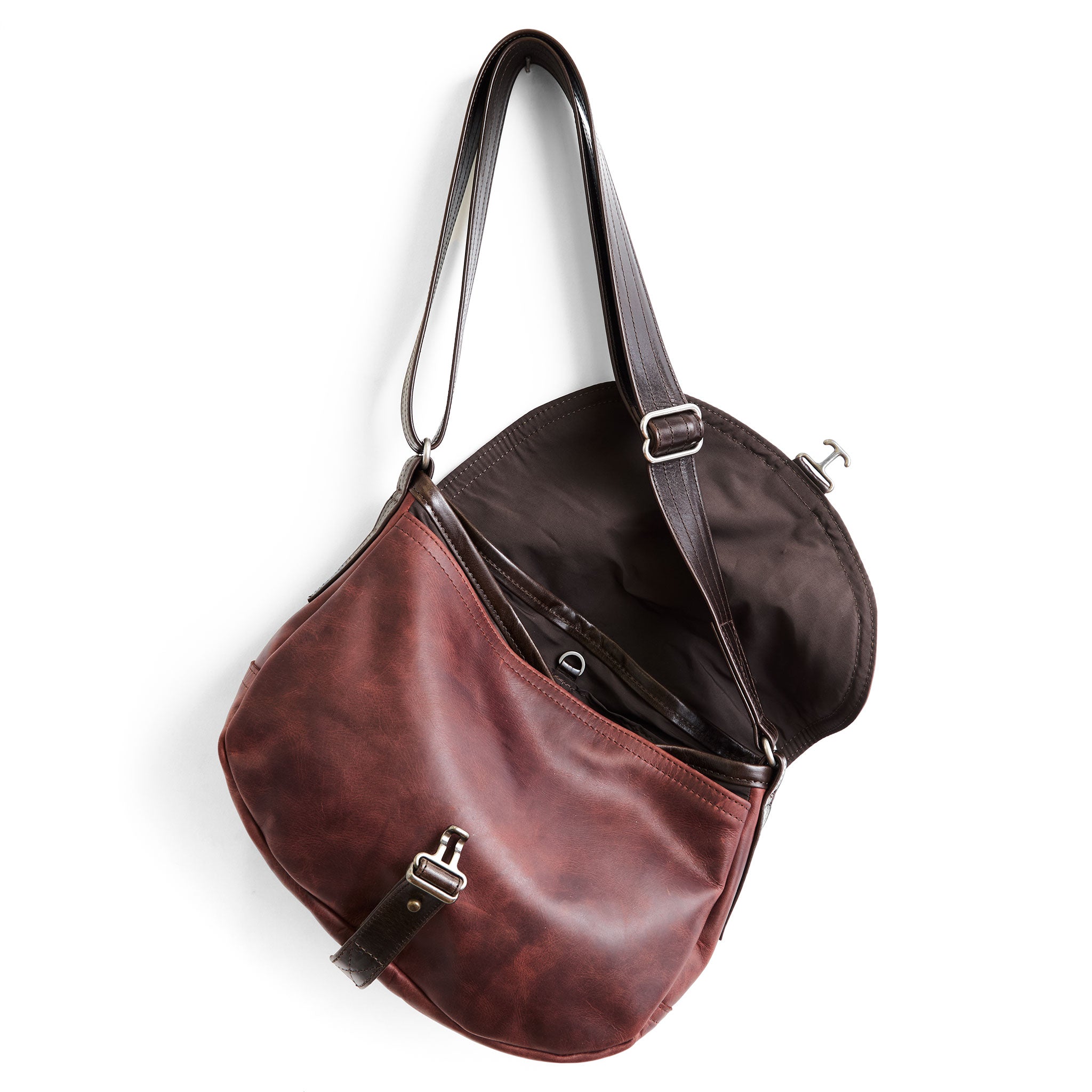 medium 1903 e+w in amaro, showcasing interior cocoa lining