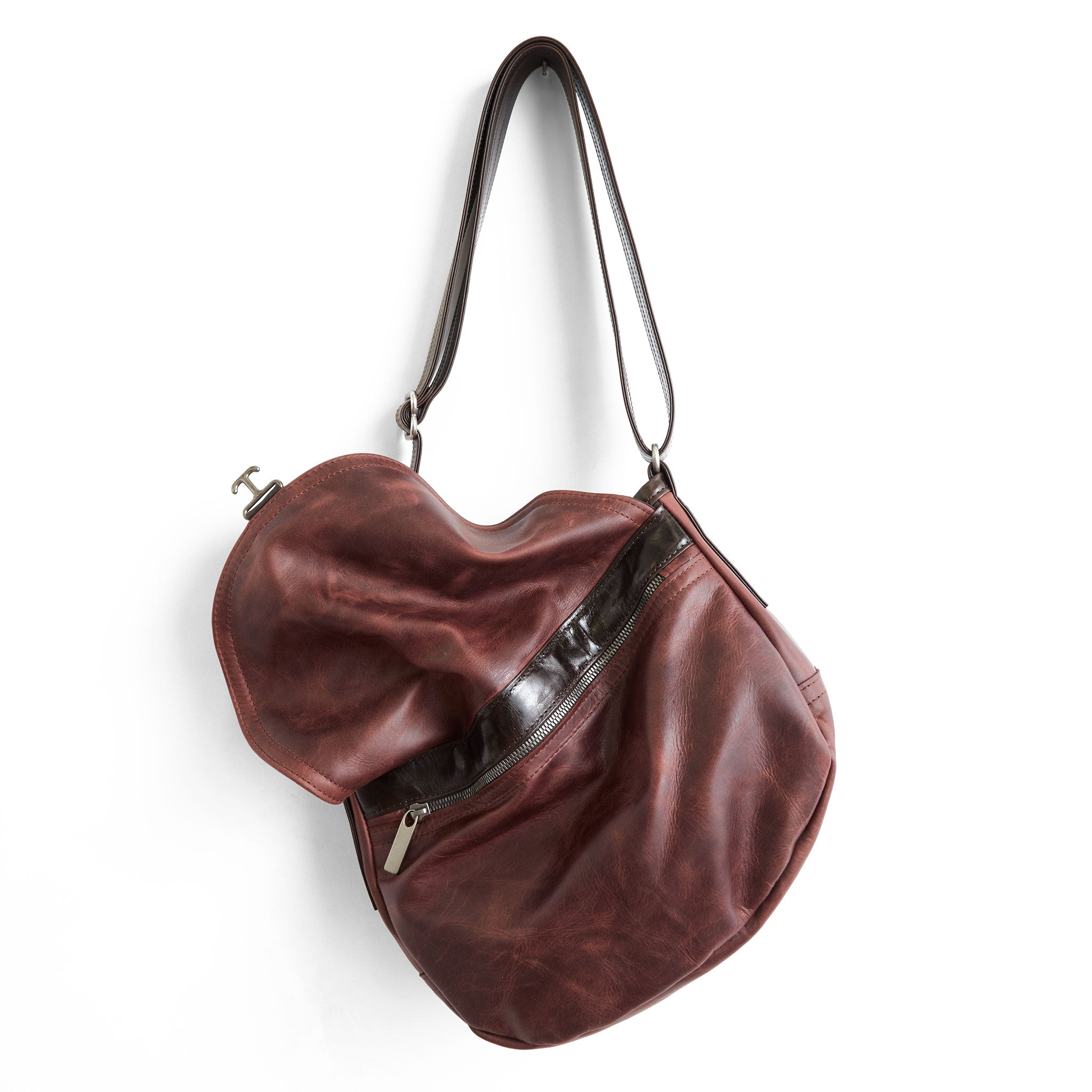 medium 1903 e+w in amaro, showcasing back zippered pocket