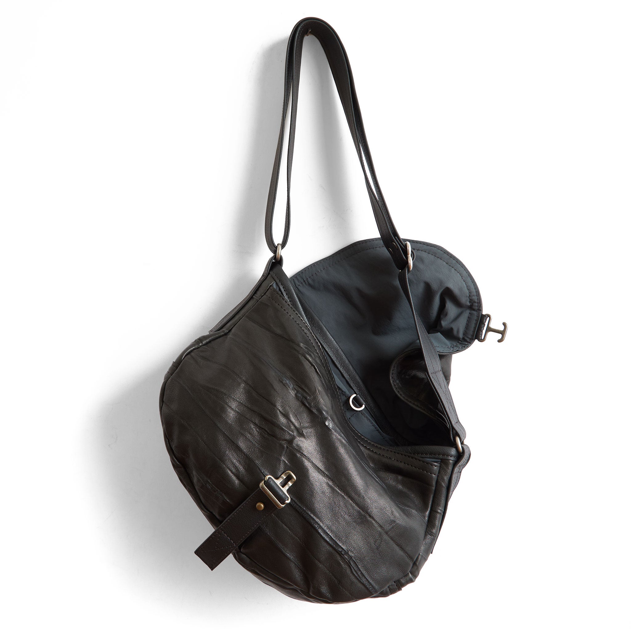 1903 E+W medium in milano black, showcasing interior core grey lining