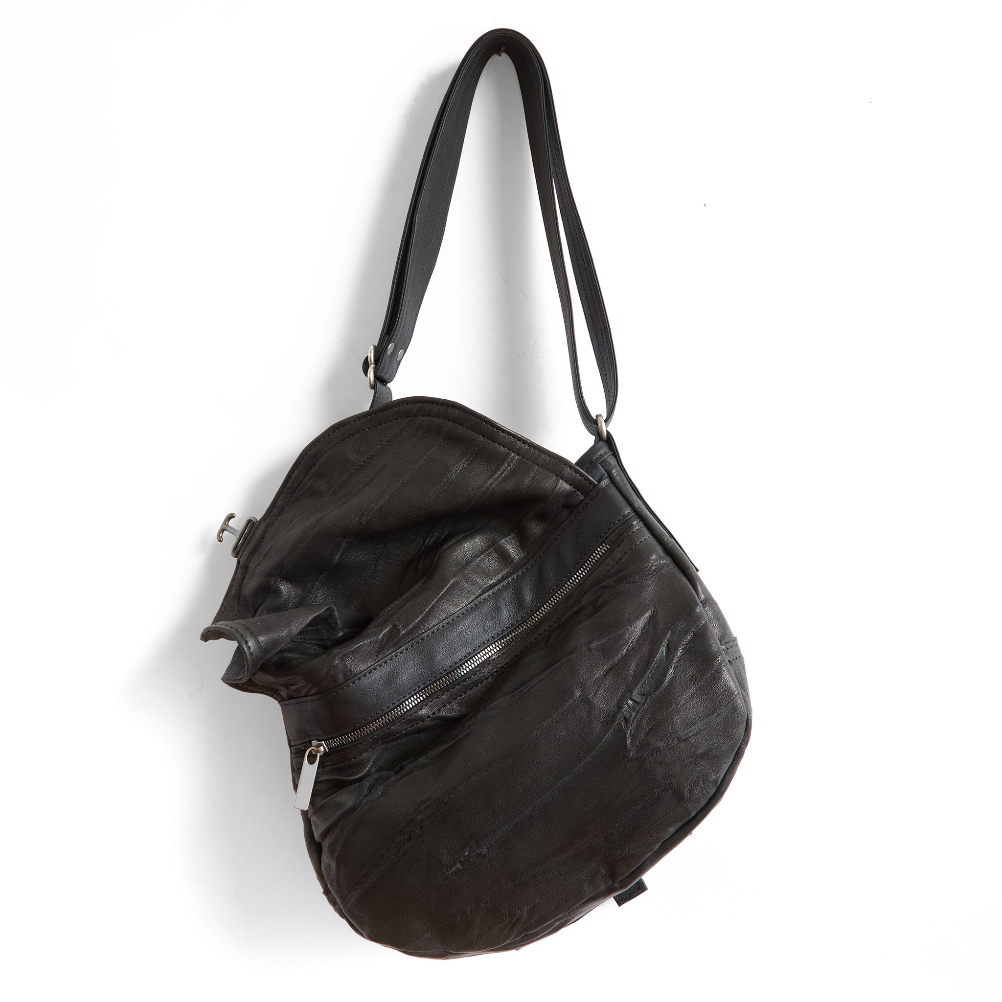 1903 E+W medium in milano black, showcasing back zippered pocket