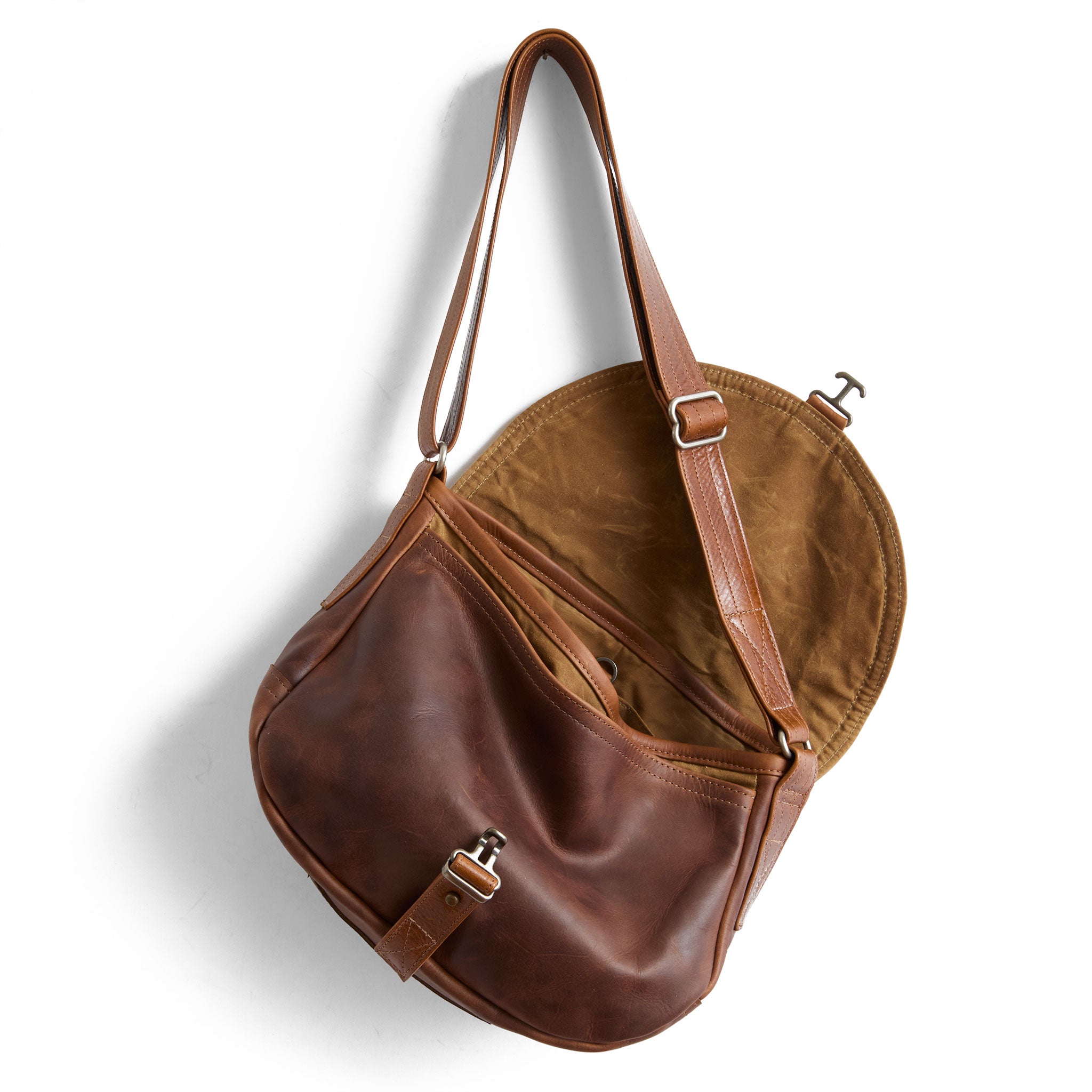 1903 E+W medium in pure saddle, showcasing interior waxed sienna flap and open pockets.