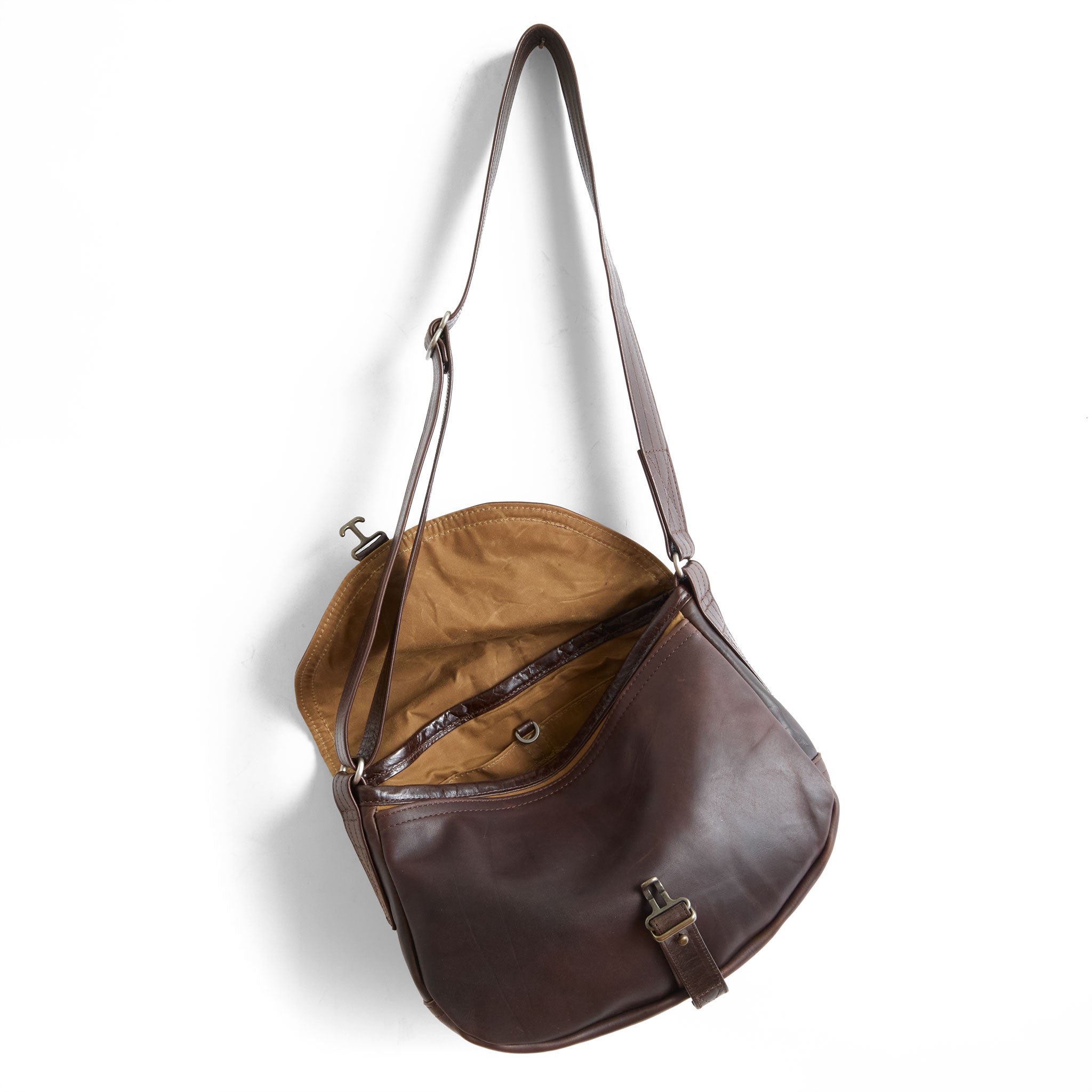 1903 E+W size medium in pure earth, showcasing interior waxed sienna lining and interior open pockets