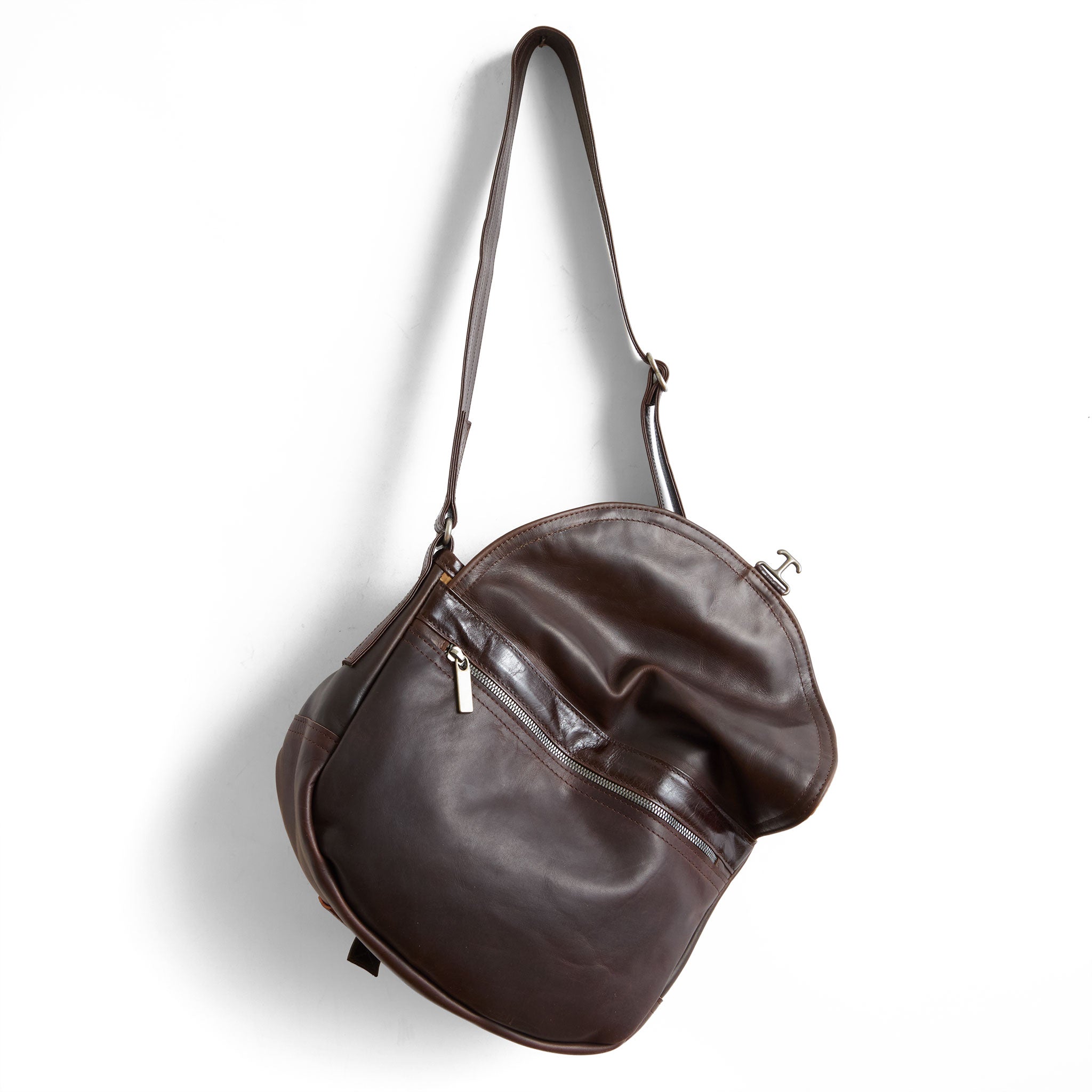 1903 E+W size medium in pure earth, showcasing back zippered pocket