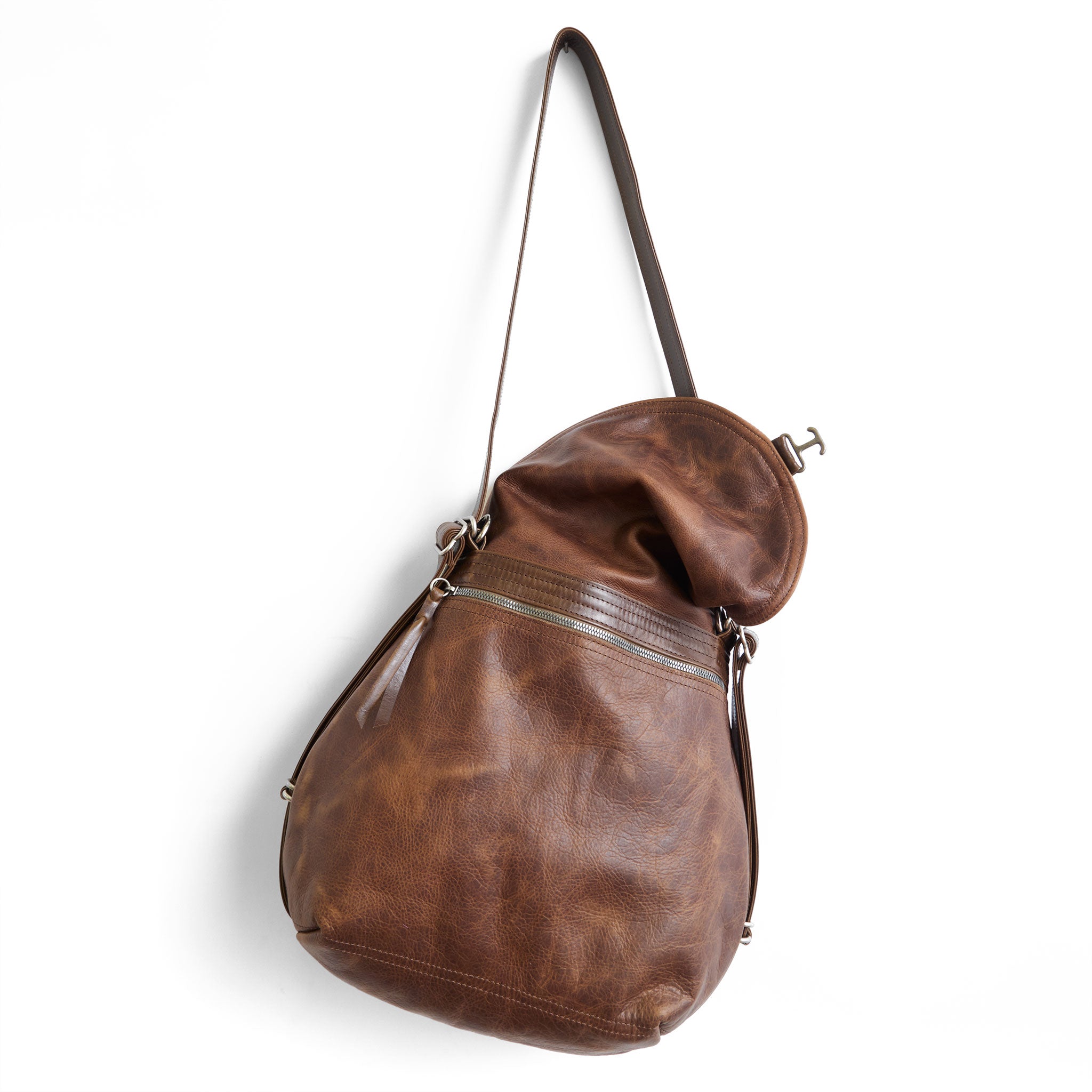 1904 pack size medium in fuentes, showcasing exterior back zippered pocket