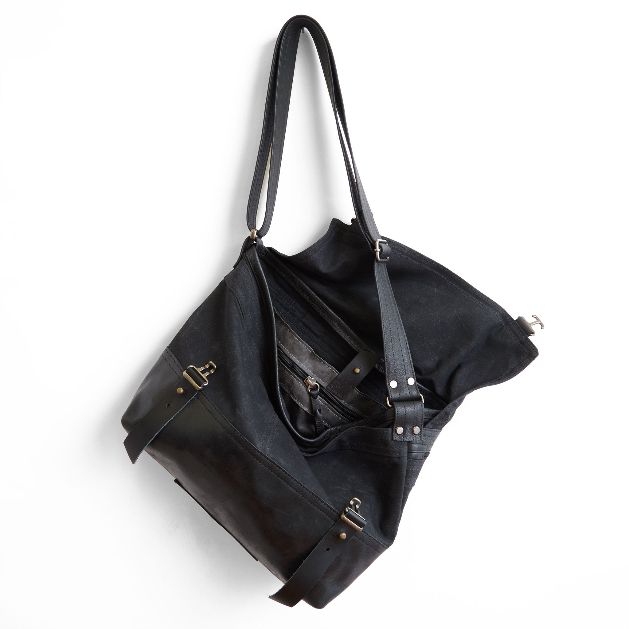 1909 medium in black waxed canvas, showcasing interior pockets