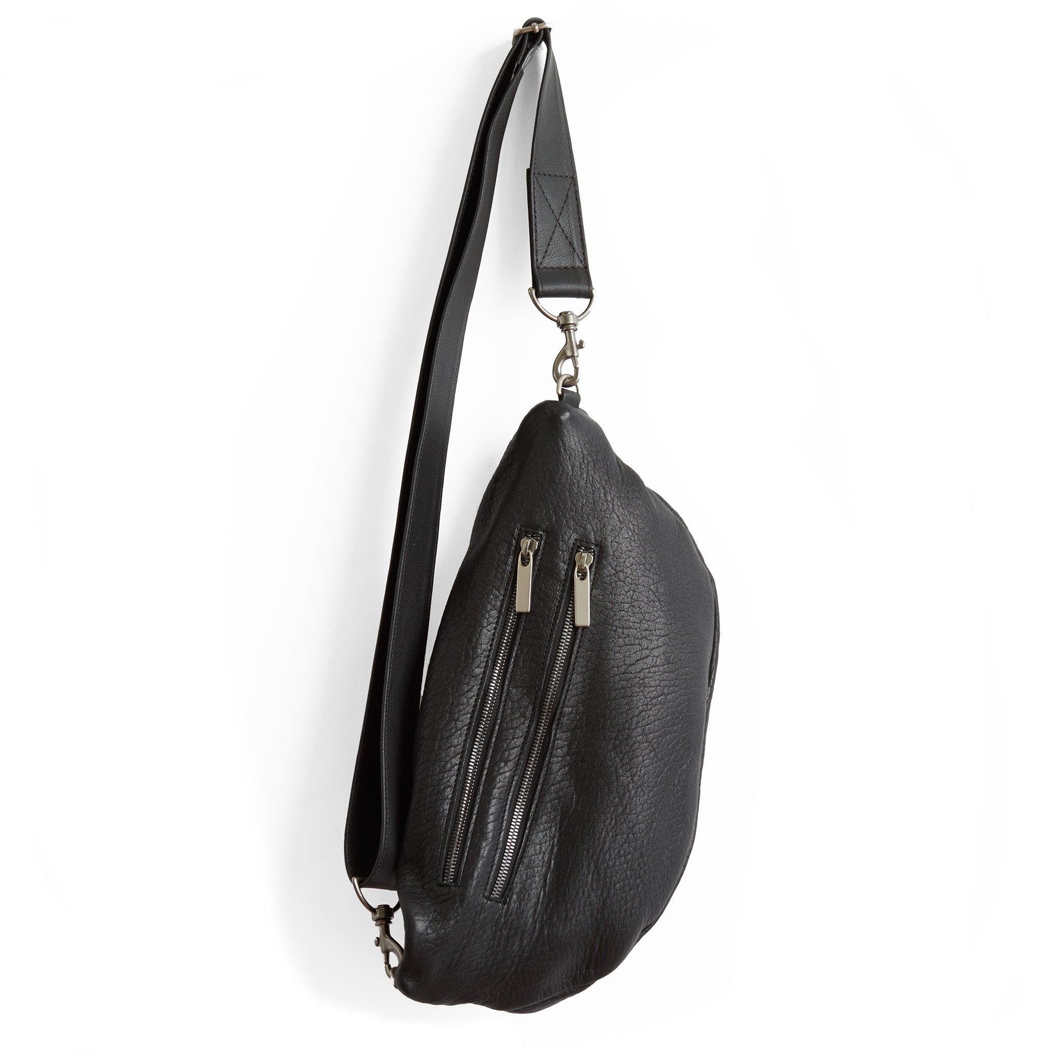 lissa in black pebble, showcasing back zippered pockets