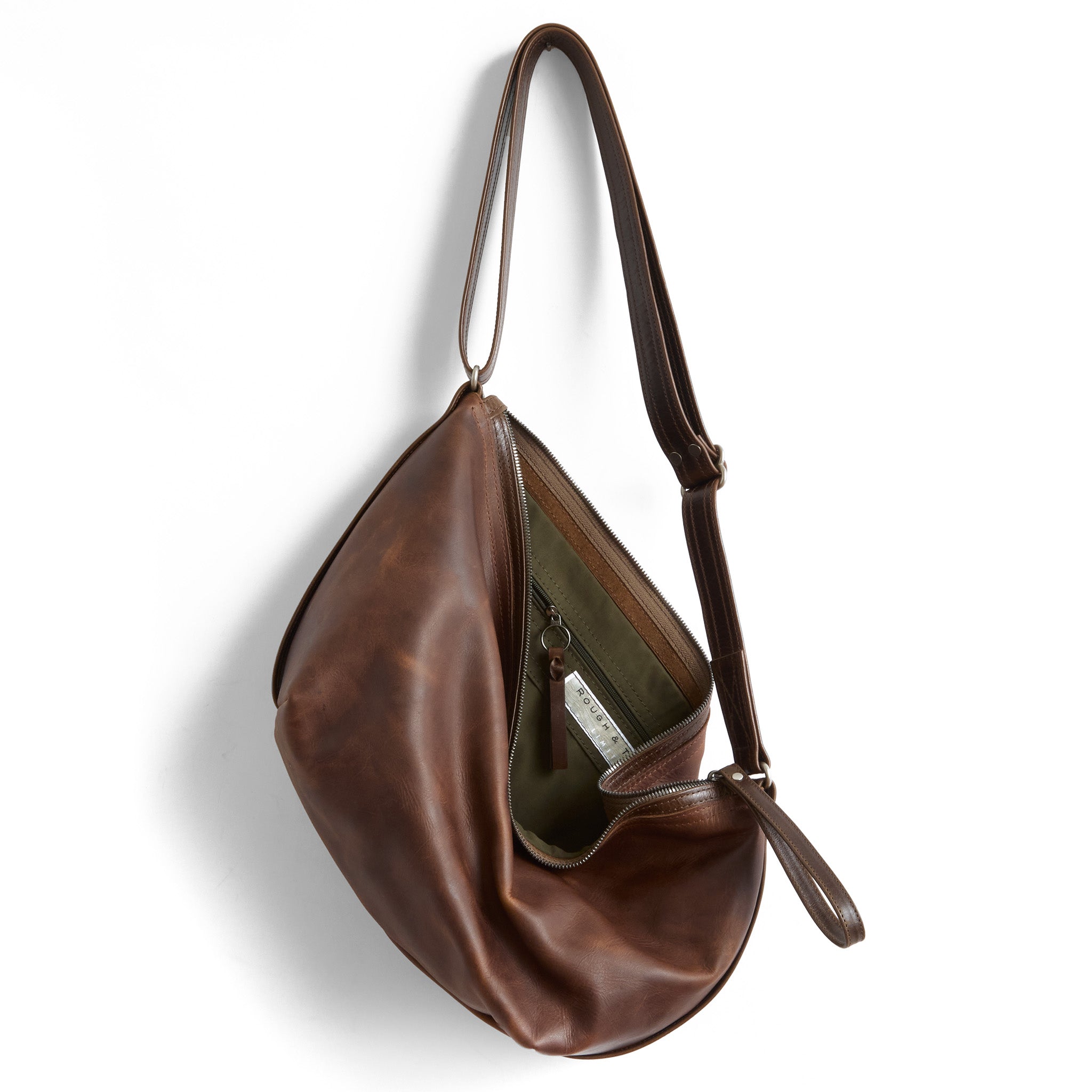 beau duffel in pure saddle, showcasing interior kelp lining and zippered pocket