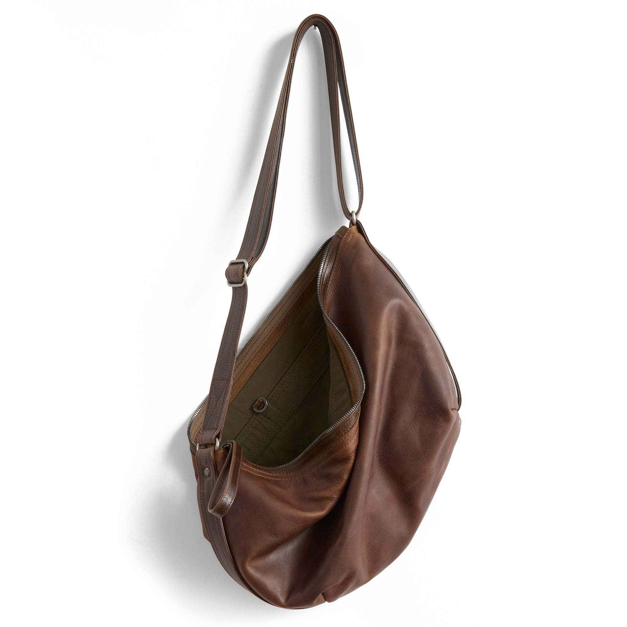 beau duffel in pure saddle, showcasing interior kelp lining and open pockets