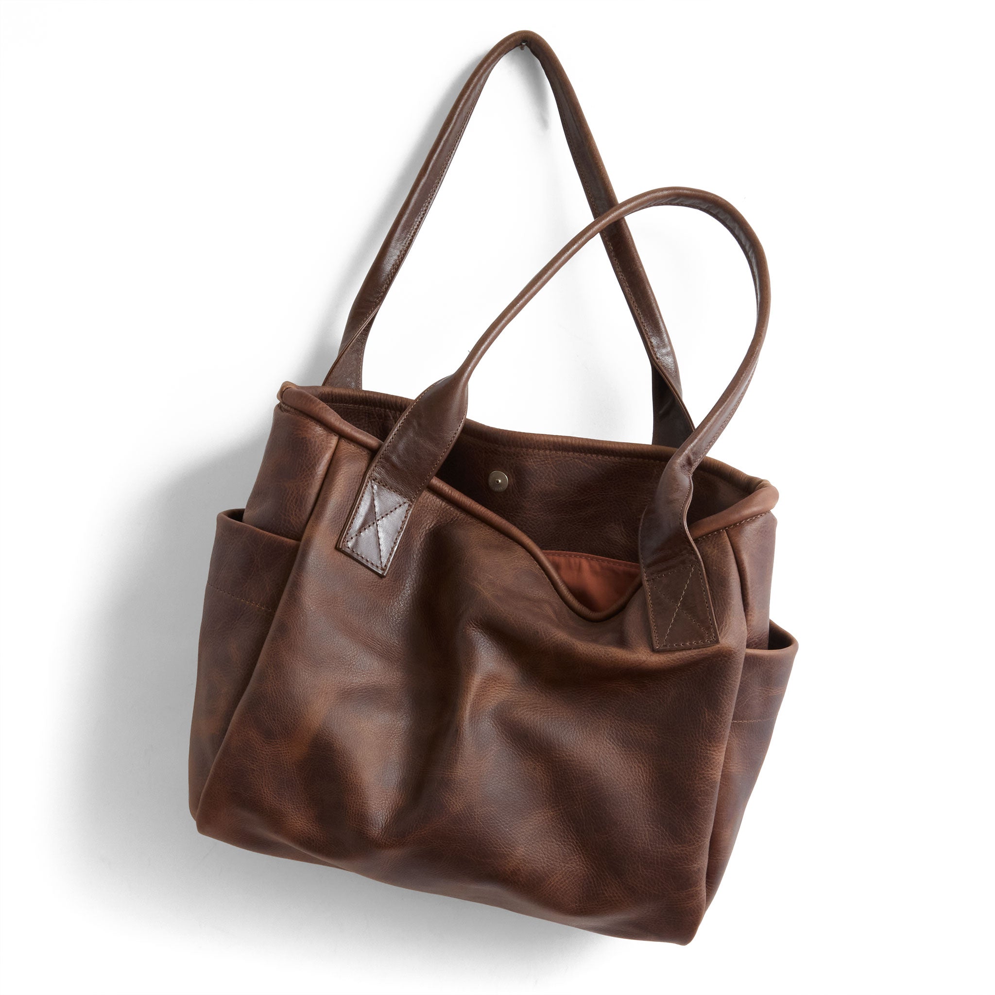 bucket tote in fuentes, showcasing magnetic closure