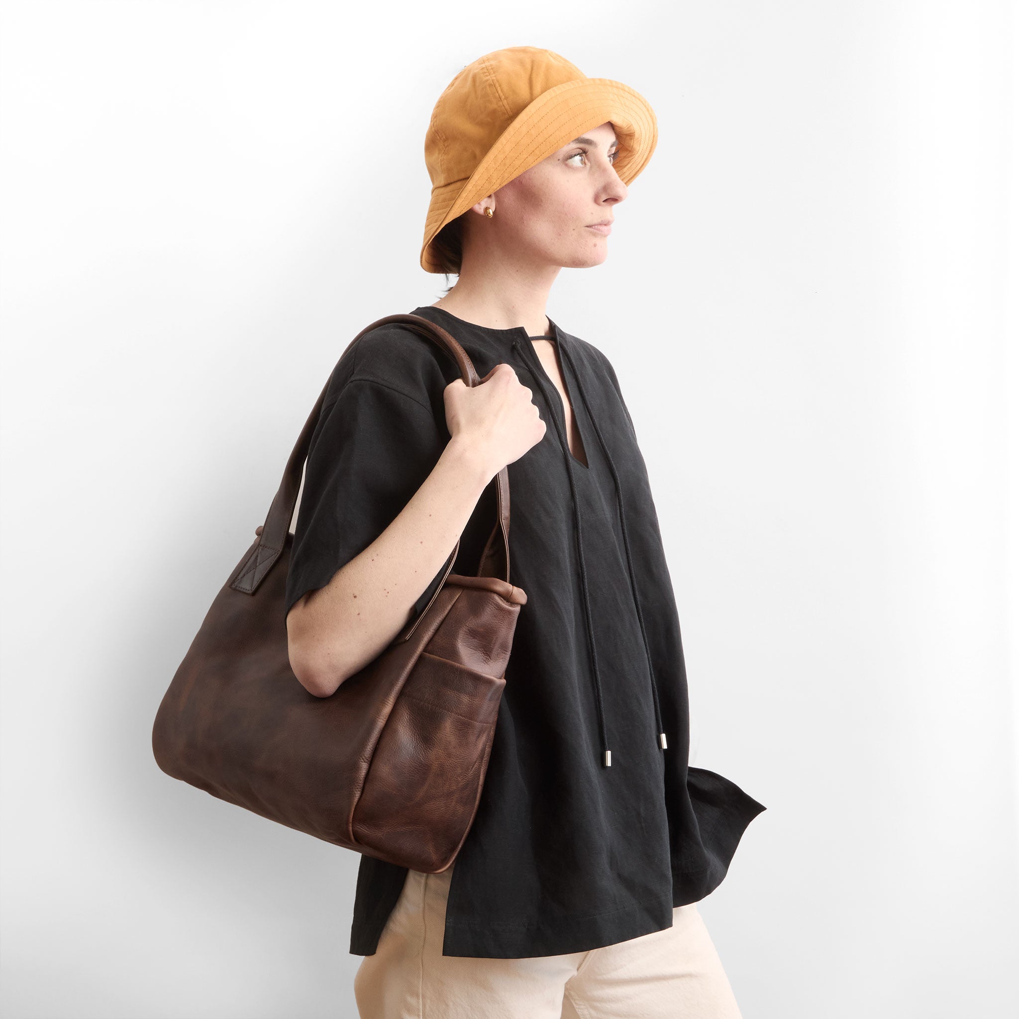 model holding bucket tote in fuentes