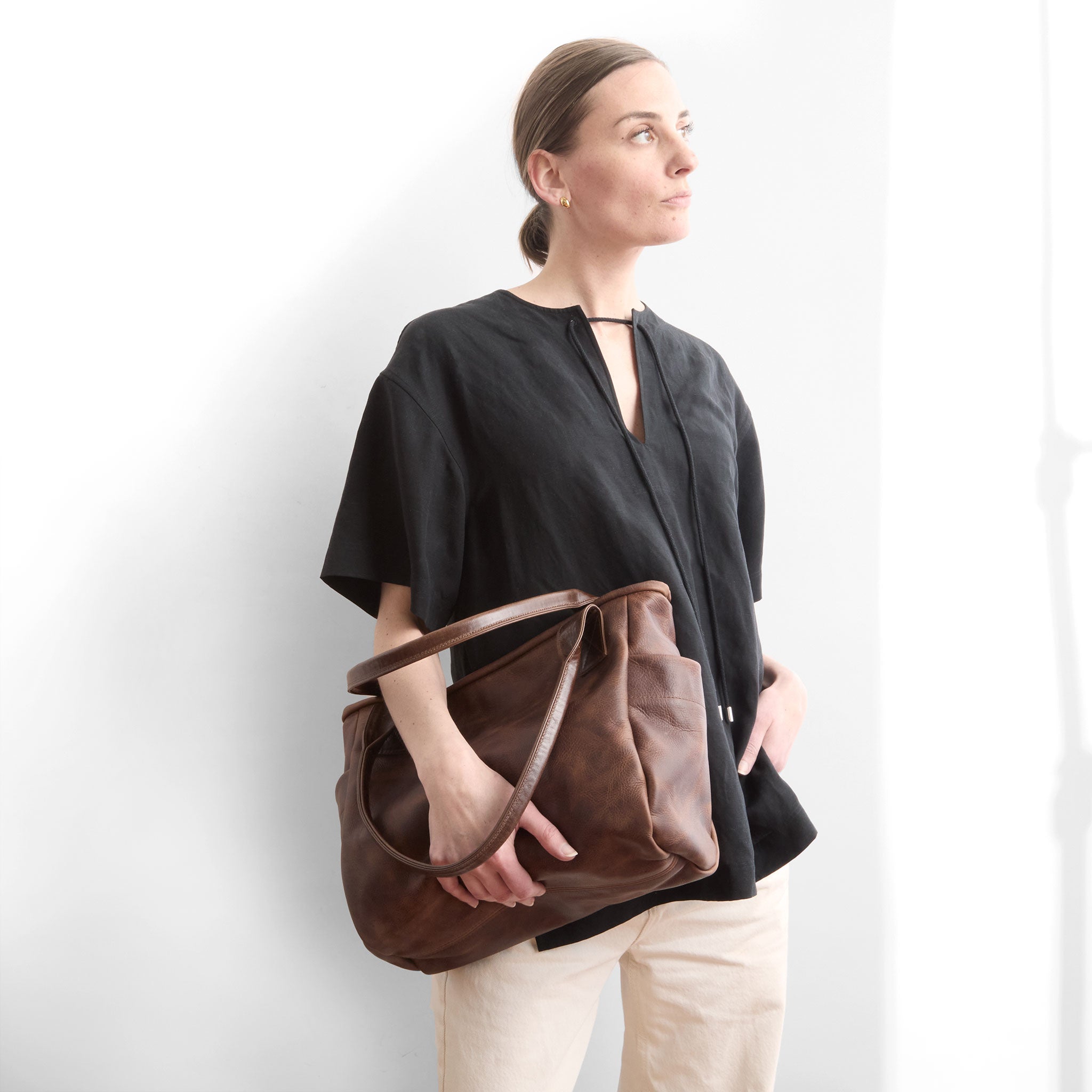 model holding bucket tote in fuentes