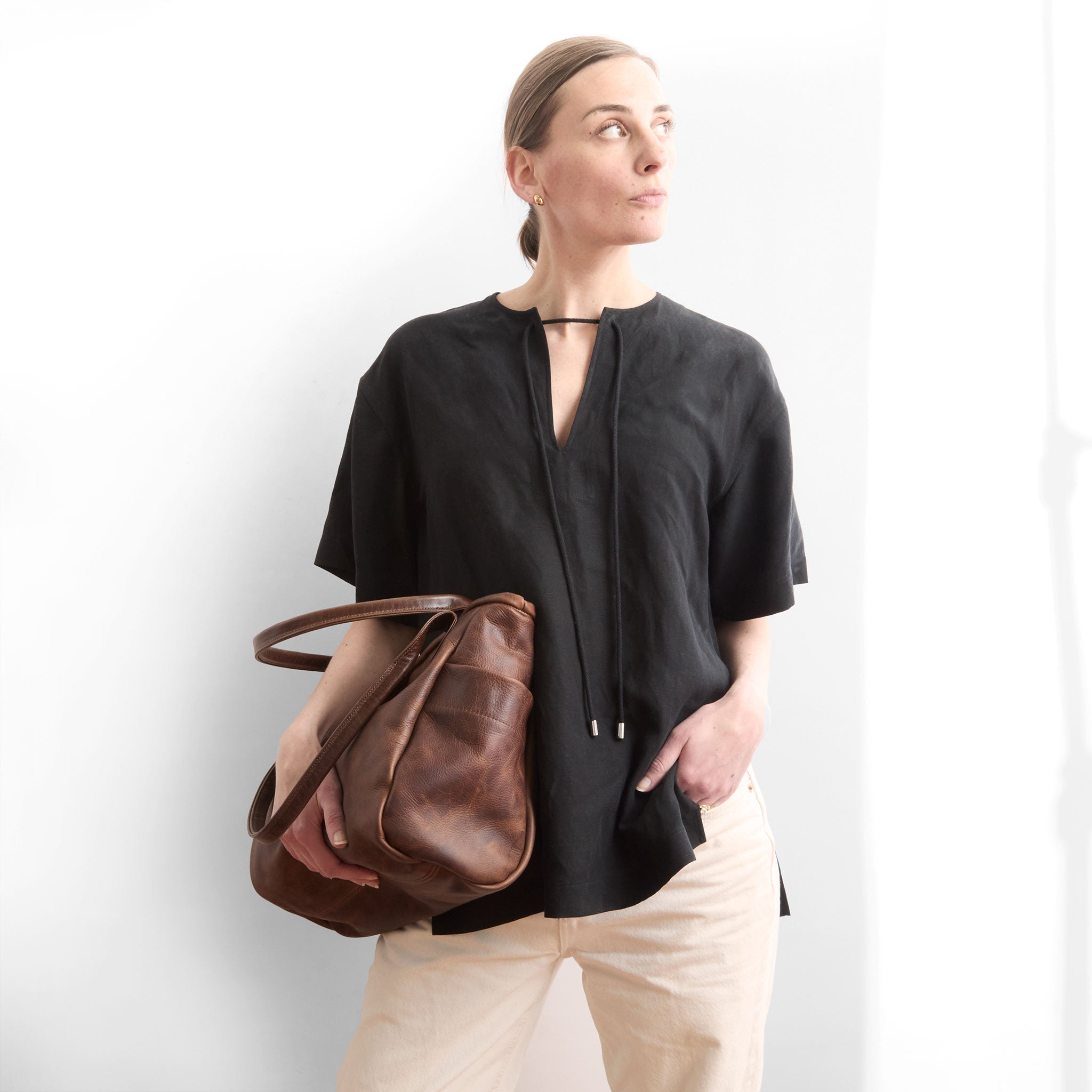 model holding bucket tote in fuentes