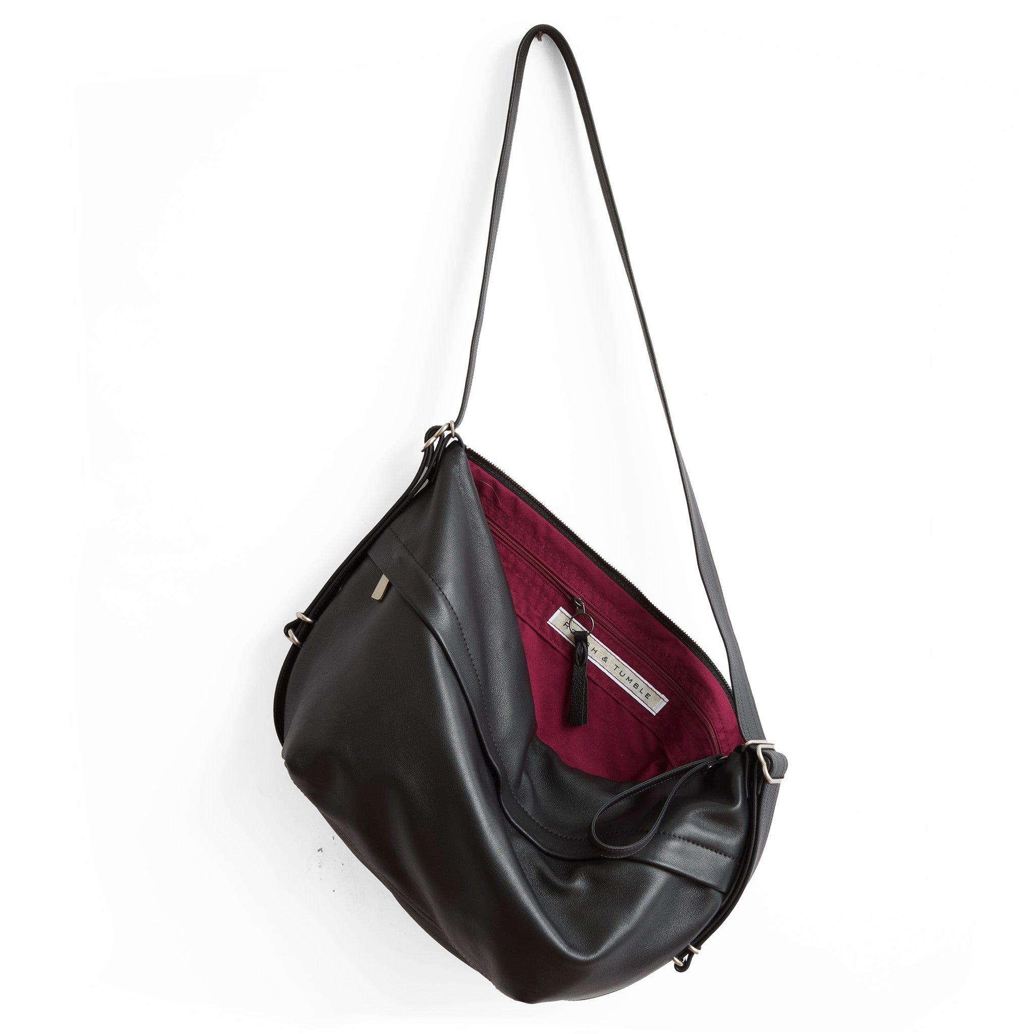 duffel single zip in plonge black, showcasing interior jam lining