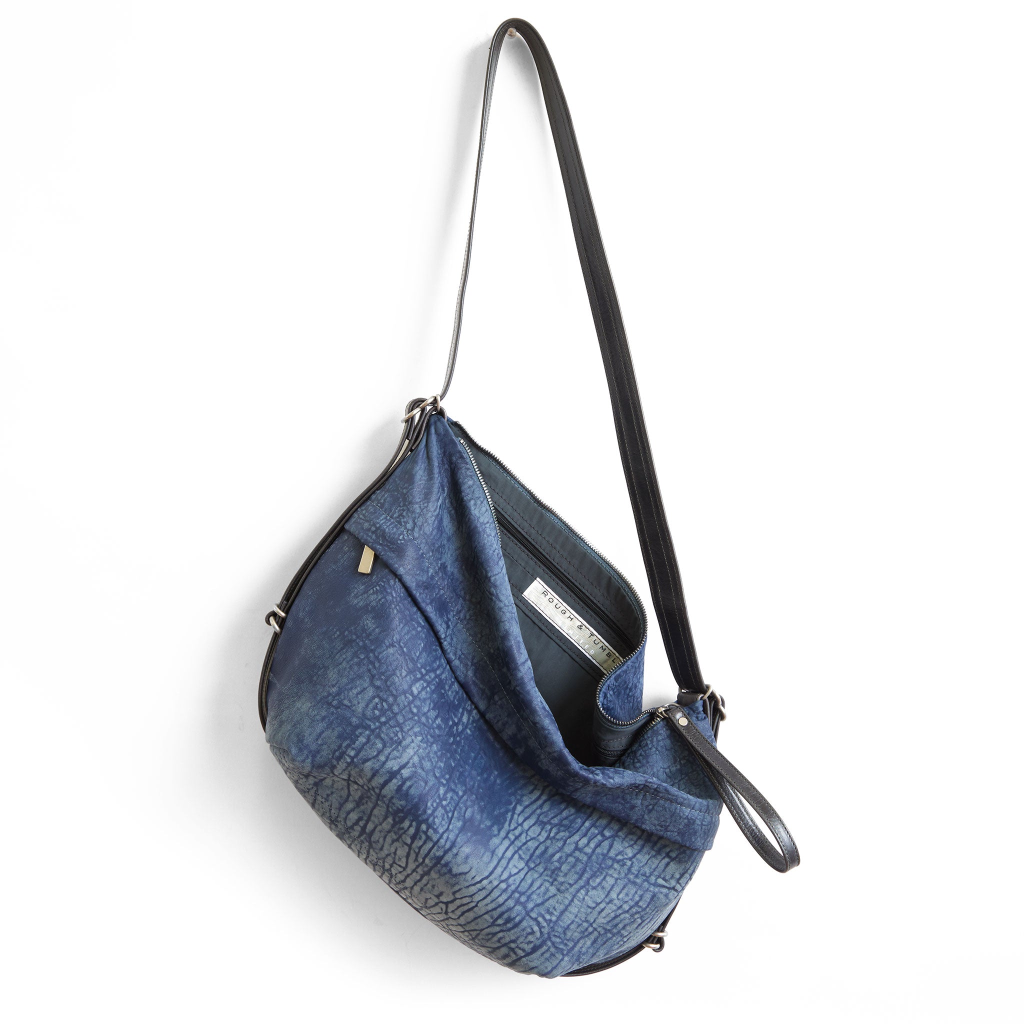 duffel single zip in washed pebble blue, showcasing interior core grey lining