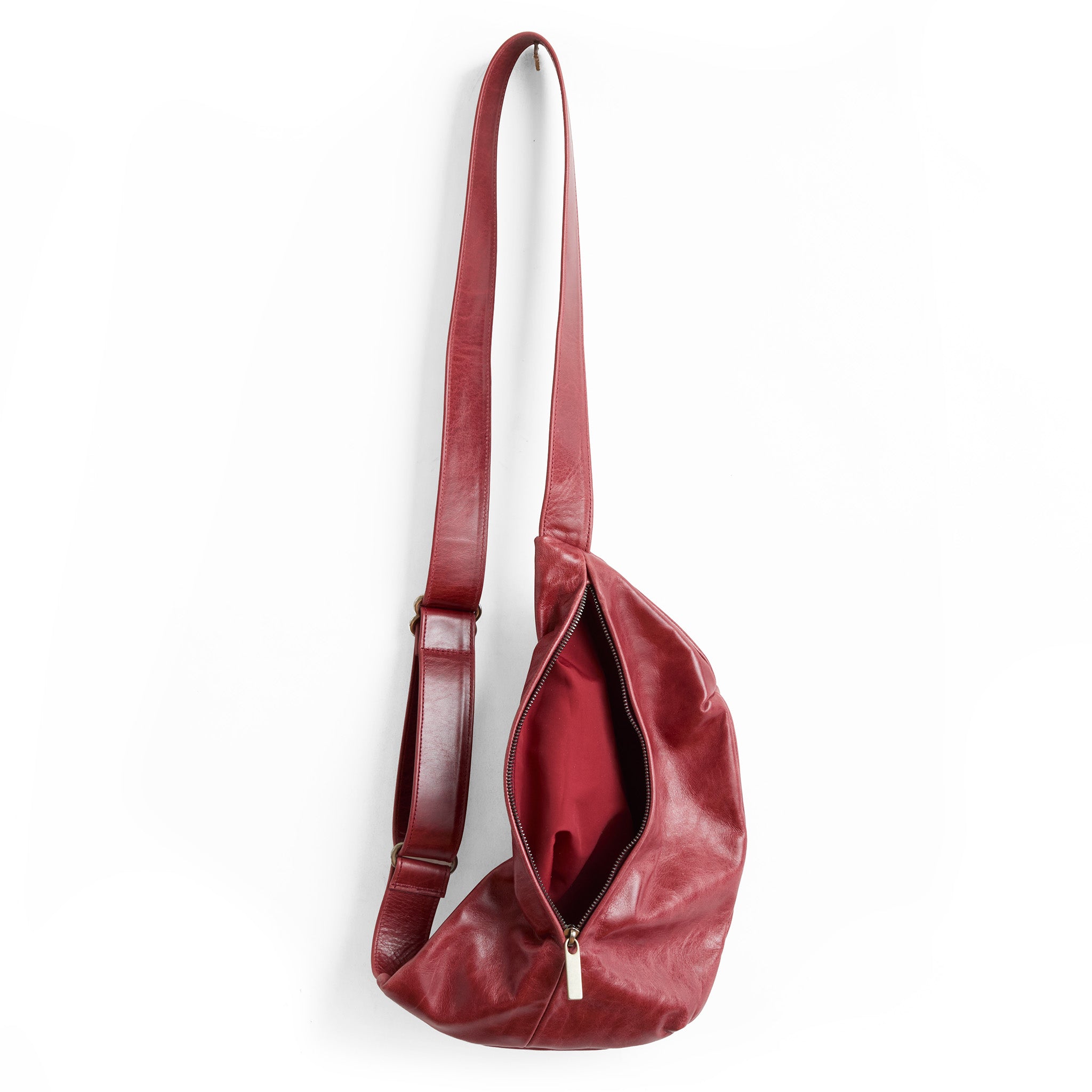 gallery sling in nectar, showcasing interior goji berry lining