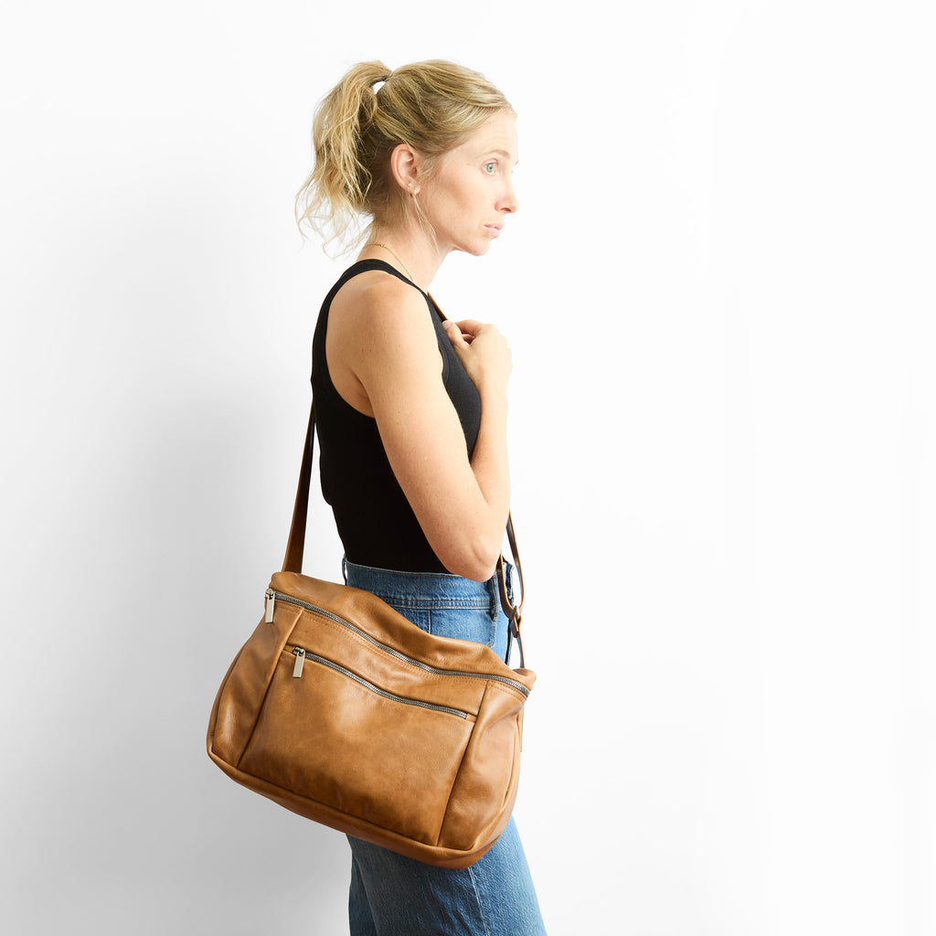 model wearing the winni in premium saddle 