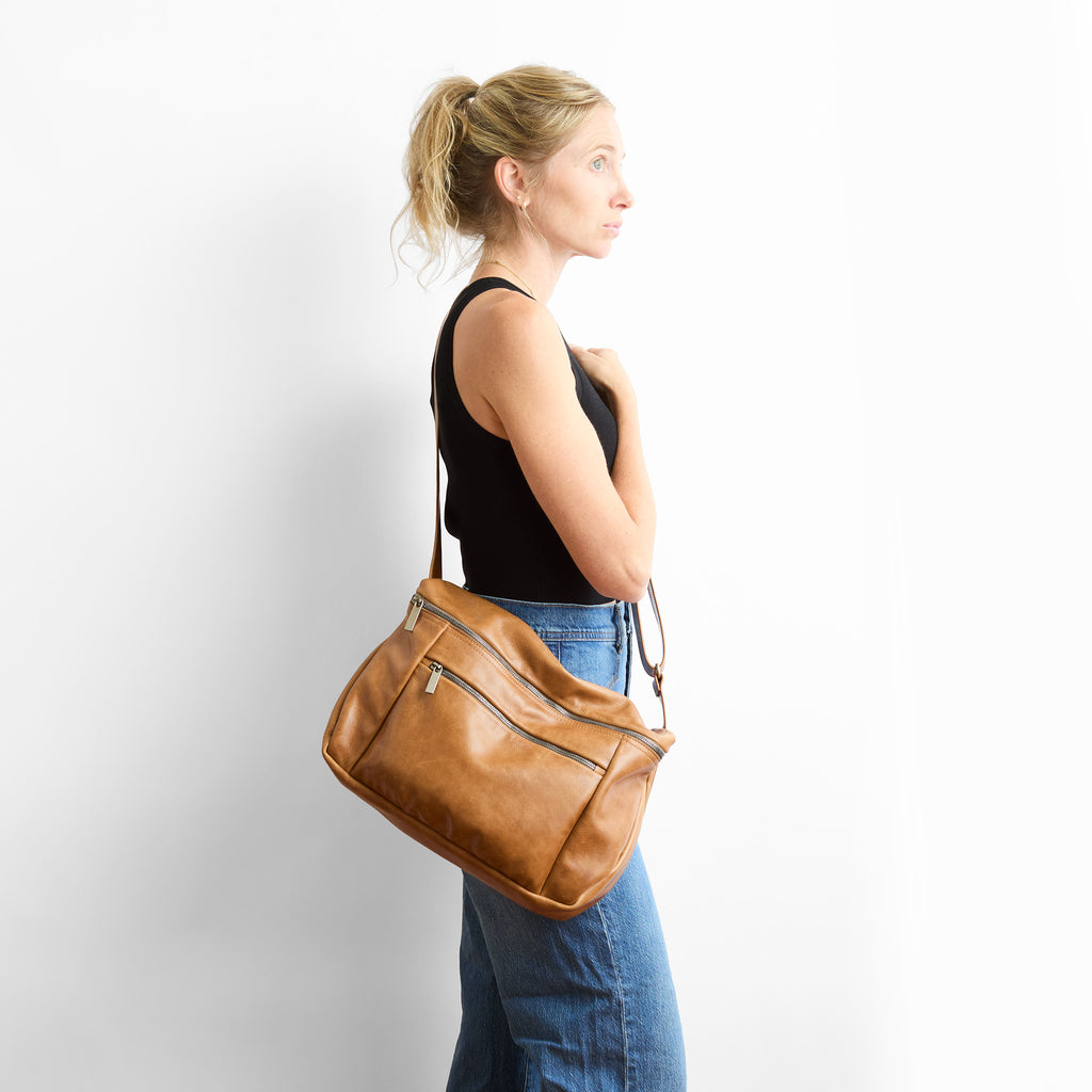 model wearing the winni in premium saddle 