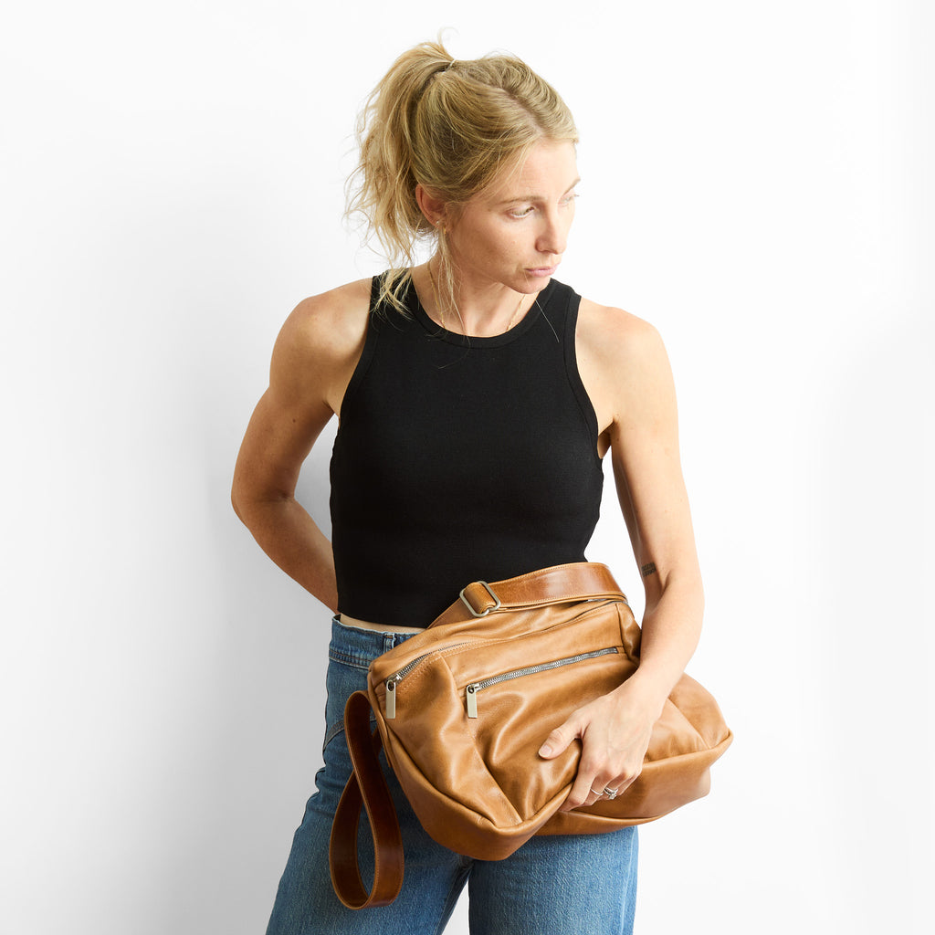 model wearing the winni in premium saddle 