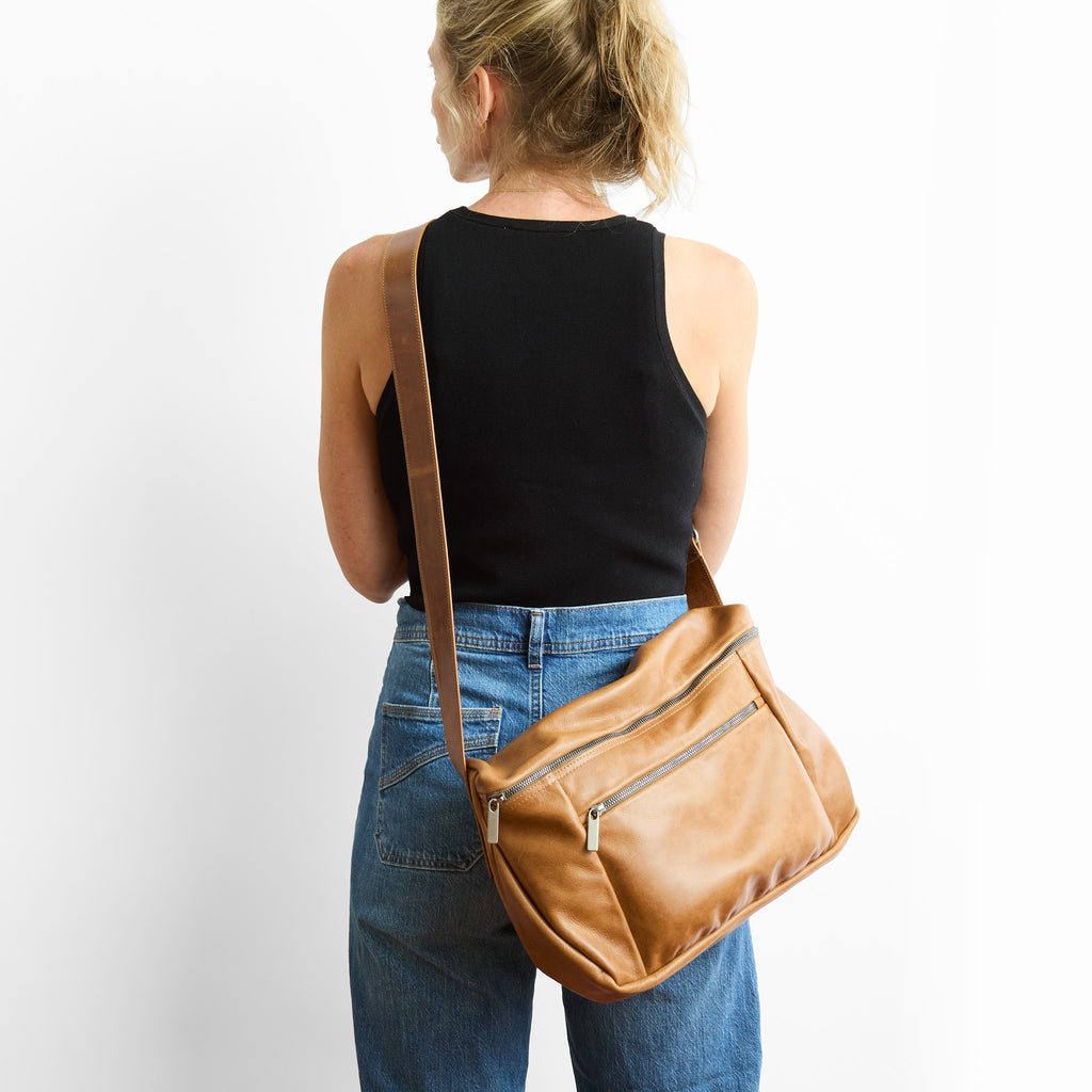 model wearing the winni in premium saddle 