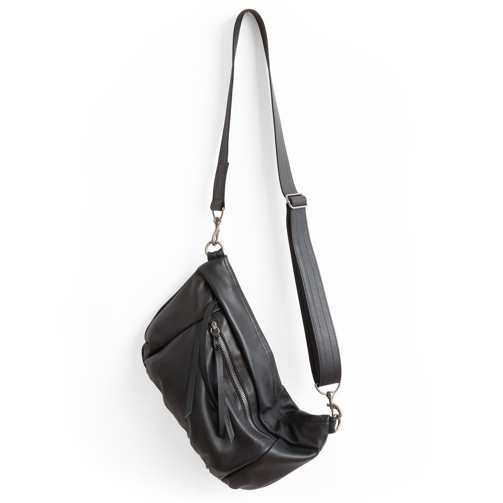 large jenny in plonge black, featuring new macro zipper head