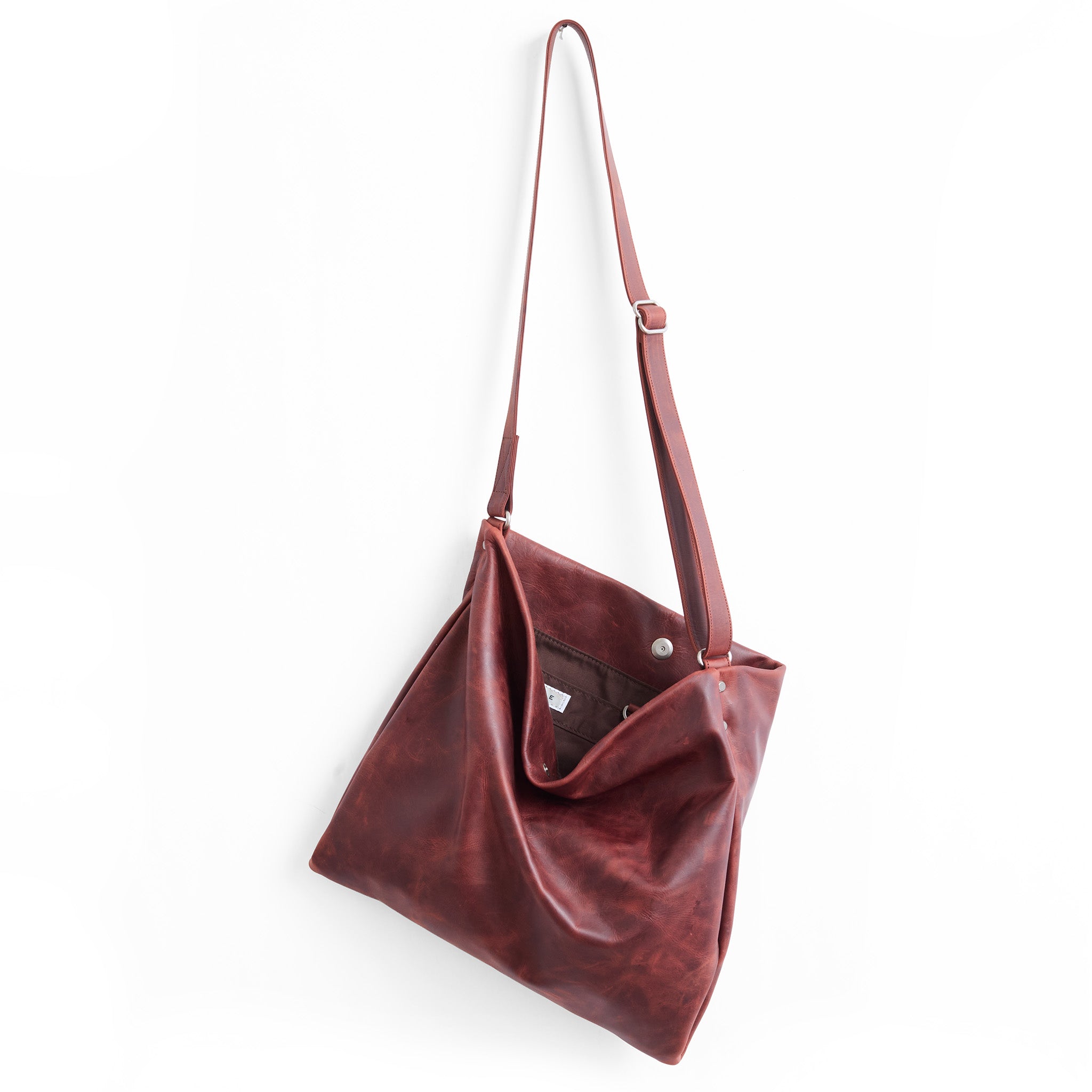 medium olivia in amaro, showcasing chestnut lining