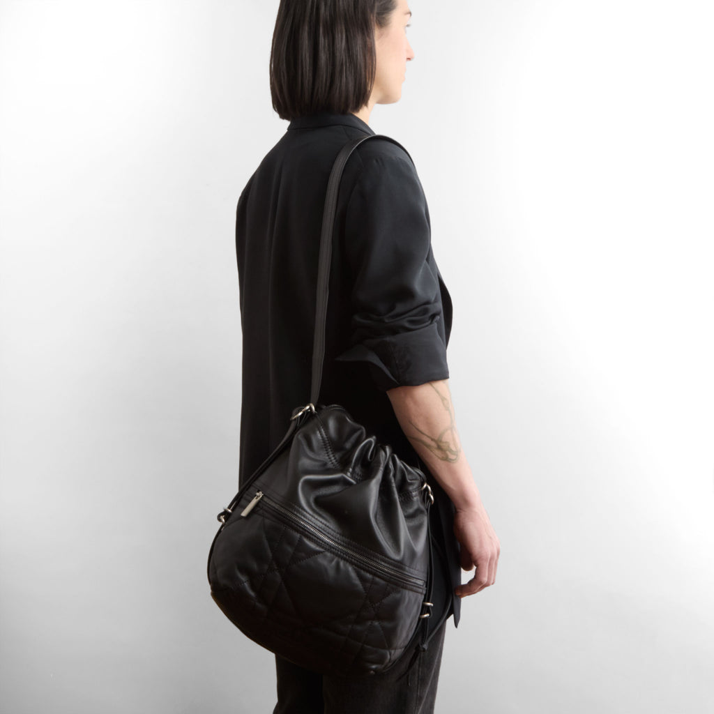model wearing the train sz size medium in quilted pashi black + plonge black 