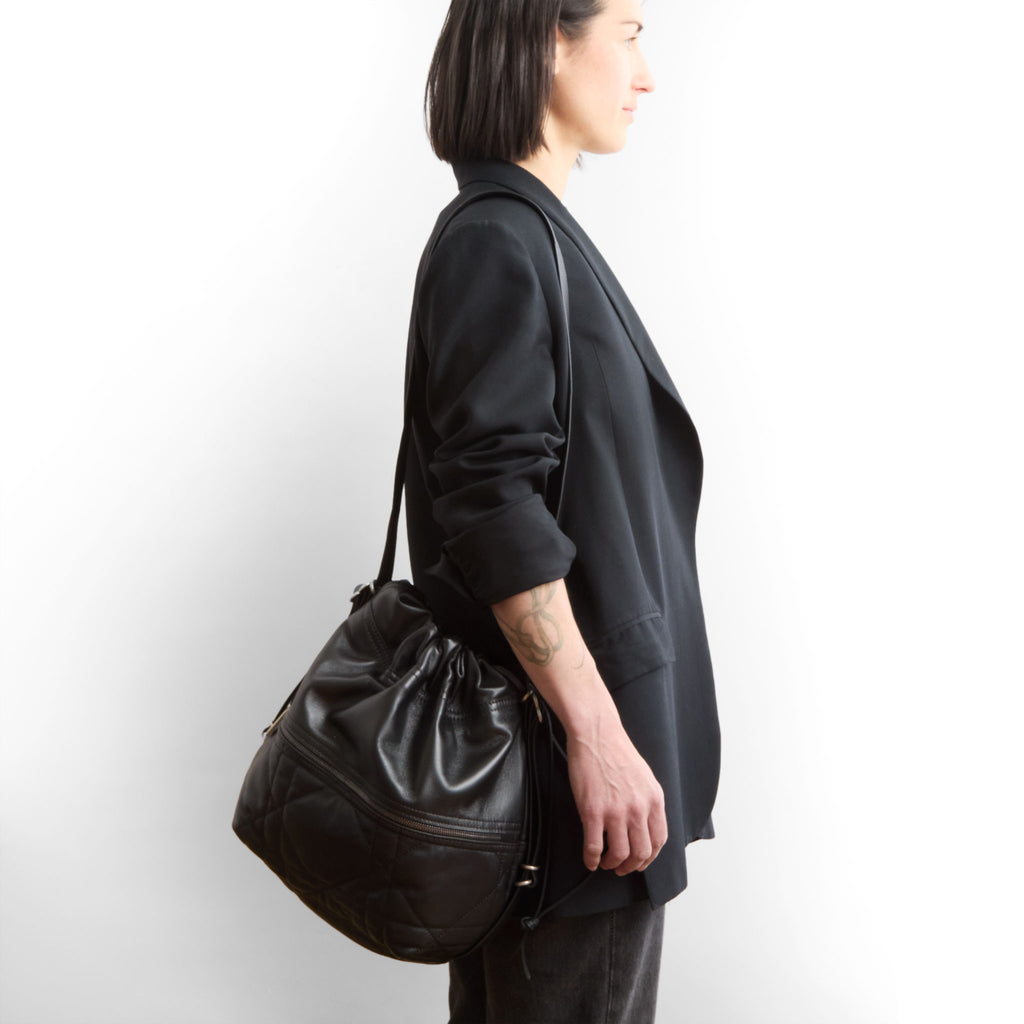 model wearing the train sz size medium in quilted pashi black + plonge black 