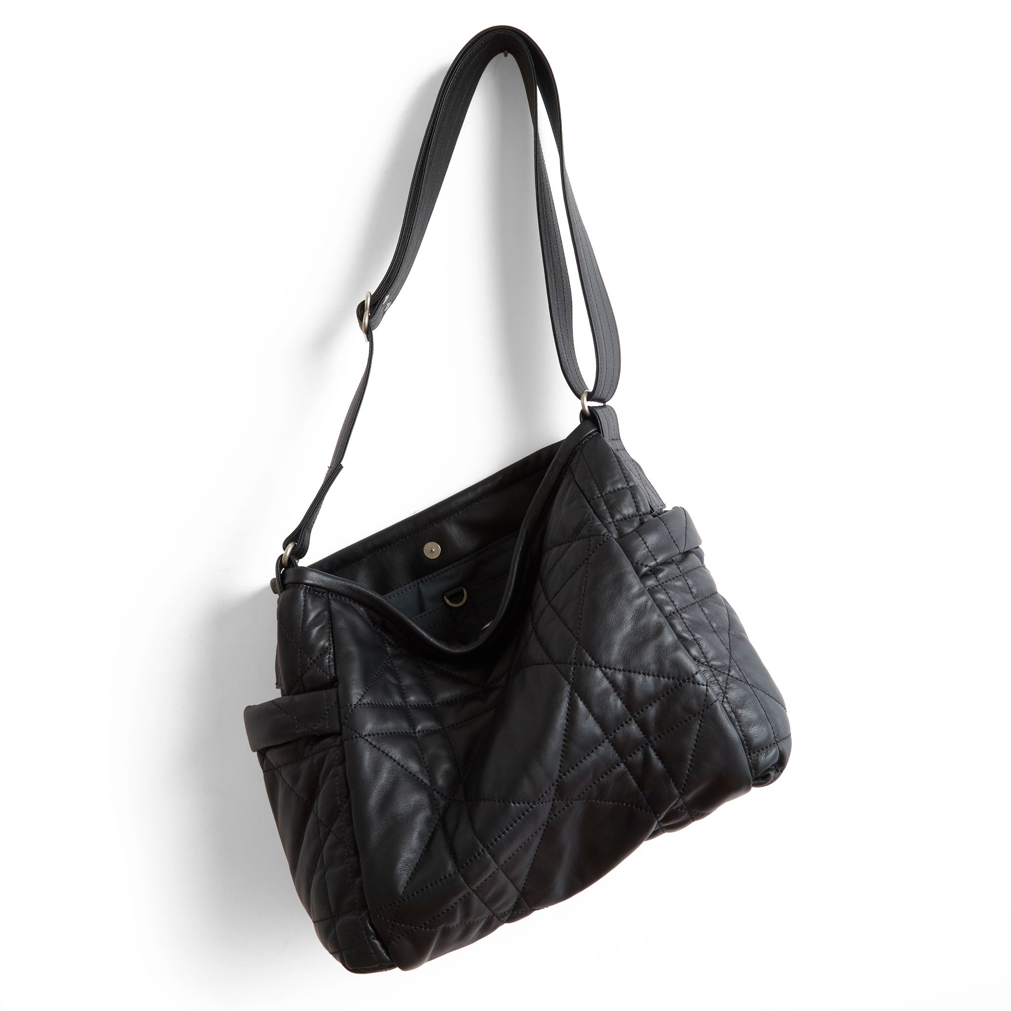 tulip size medium in quilted pashi black, showcasing interior core grey lining