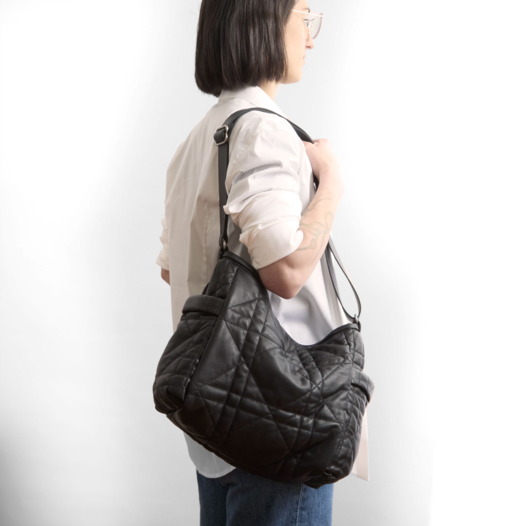 model wearing tulip size medium in quilted pashi black