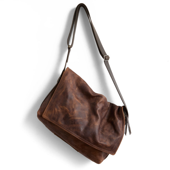 fuentes + distressed espresso | zip top messenger in fuentes