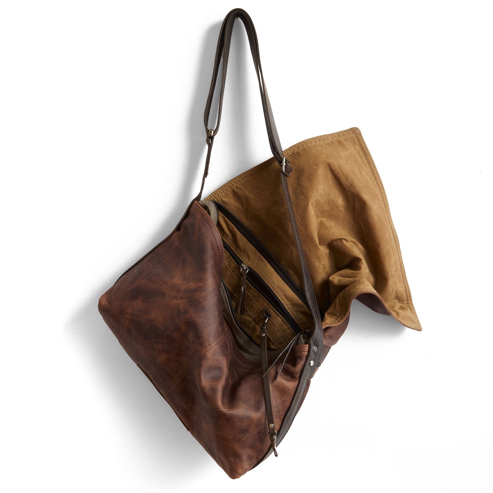zip top messenger in fuentes, showcasing interior zippered pockets