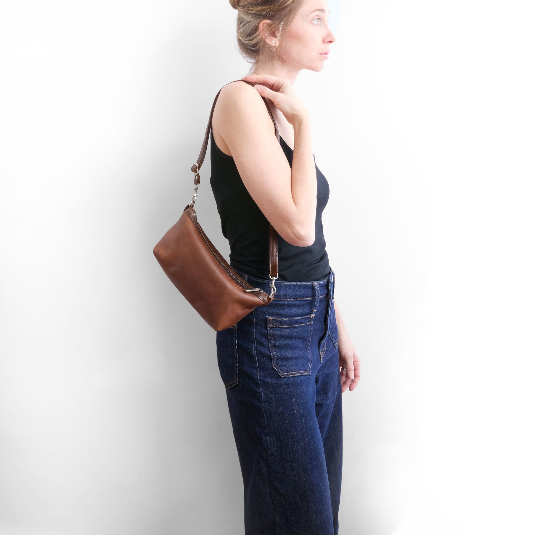 the wren in pure saddle being modeled with shortest strap setting