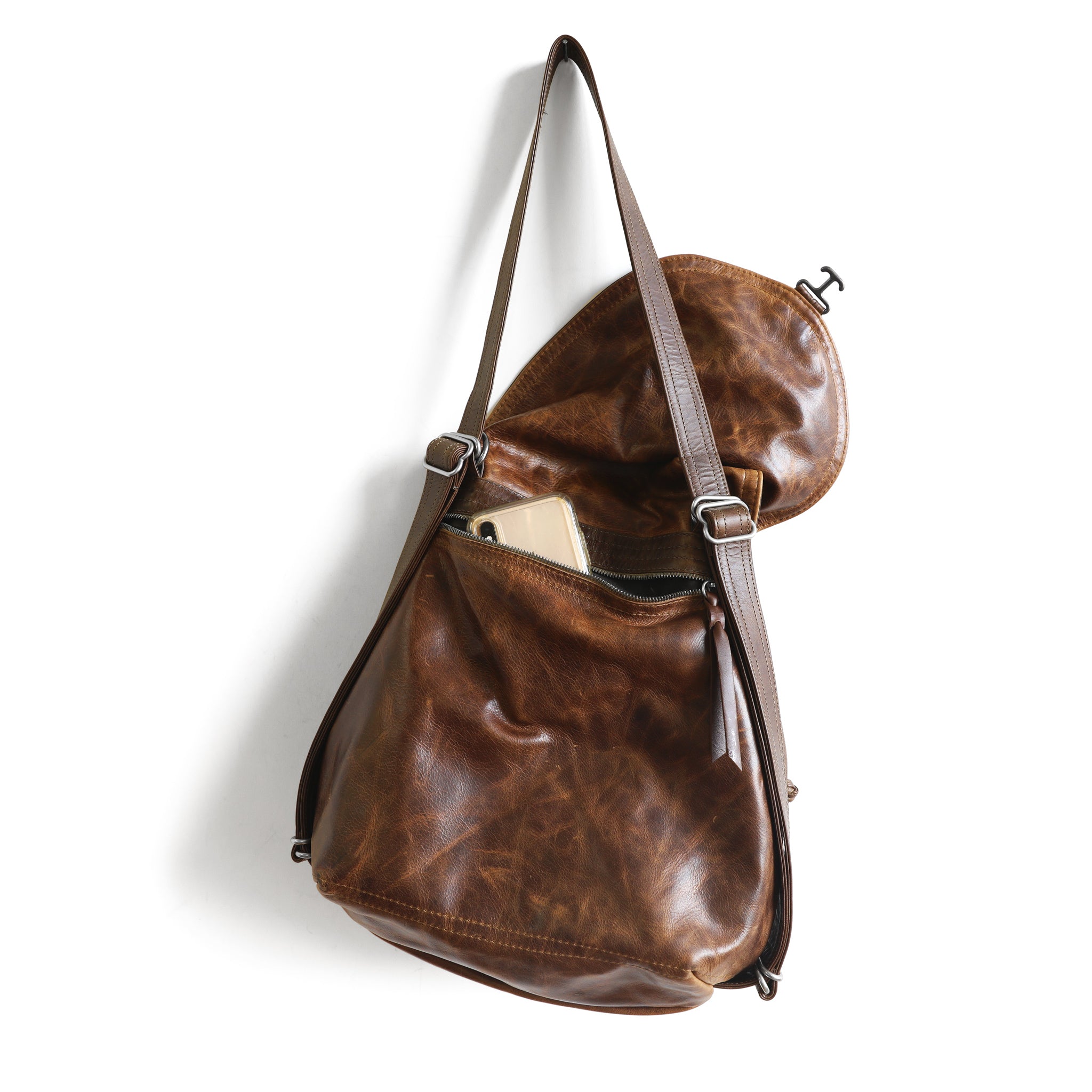 1904 maxwell size medium in selki and vintage brown exterior zip pocket detail