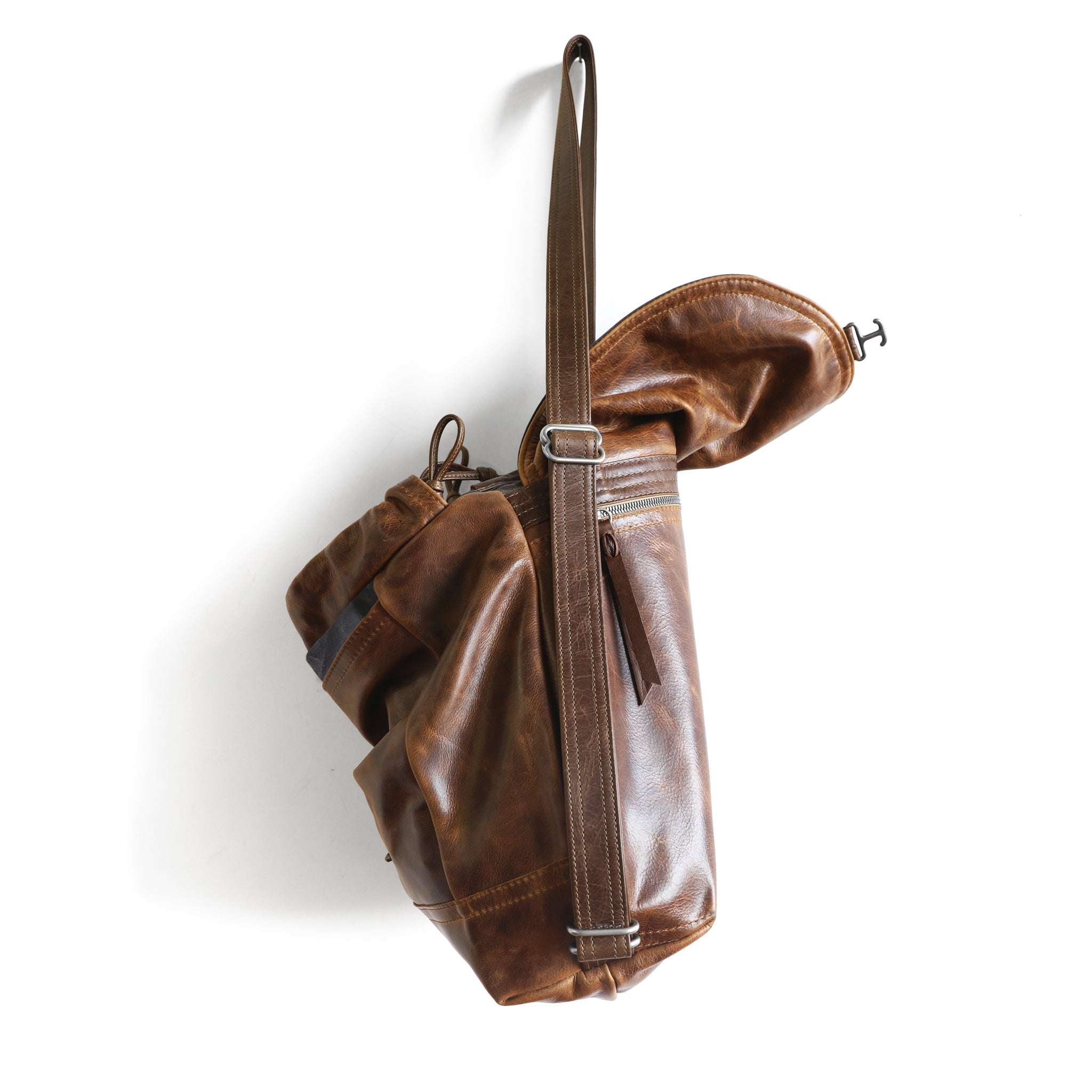 1904 maxwell size medium in seklie and vintage brown low-profile strap detail